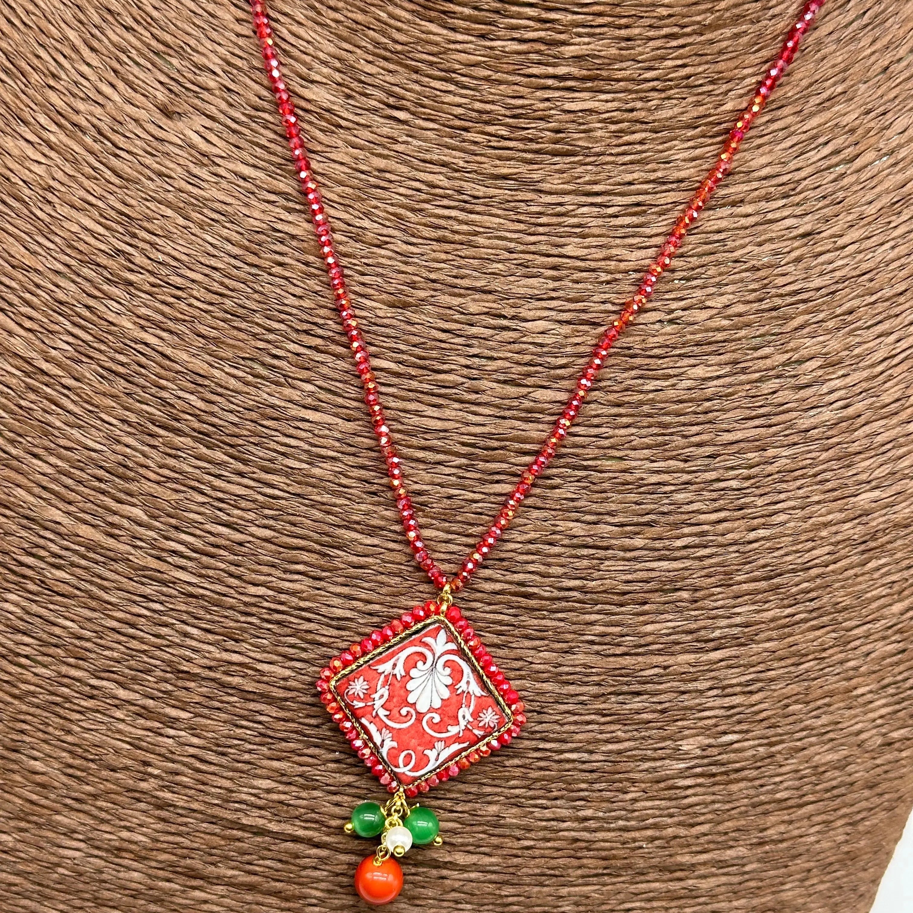 Collana Piastrella Ceramica Caltagirone Decoro Barocco, catena perline rosse V.1 DD CERAMICHE SICILIANE