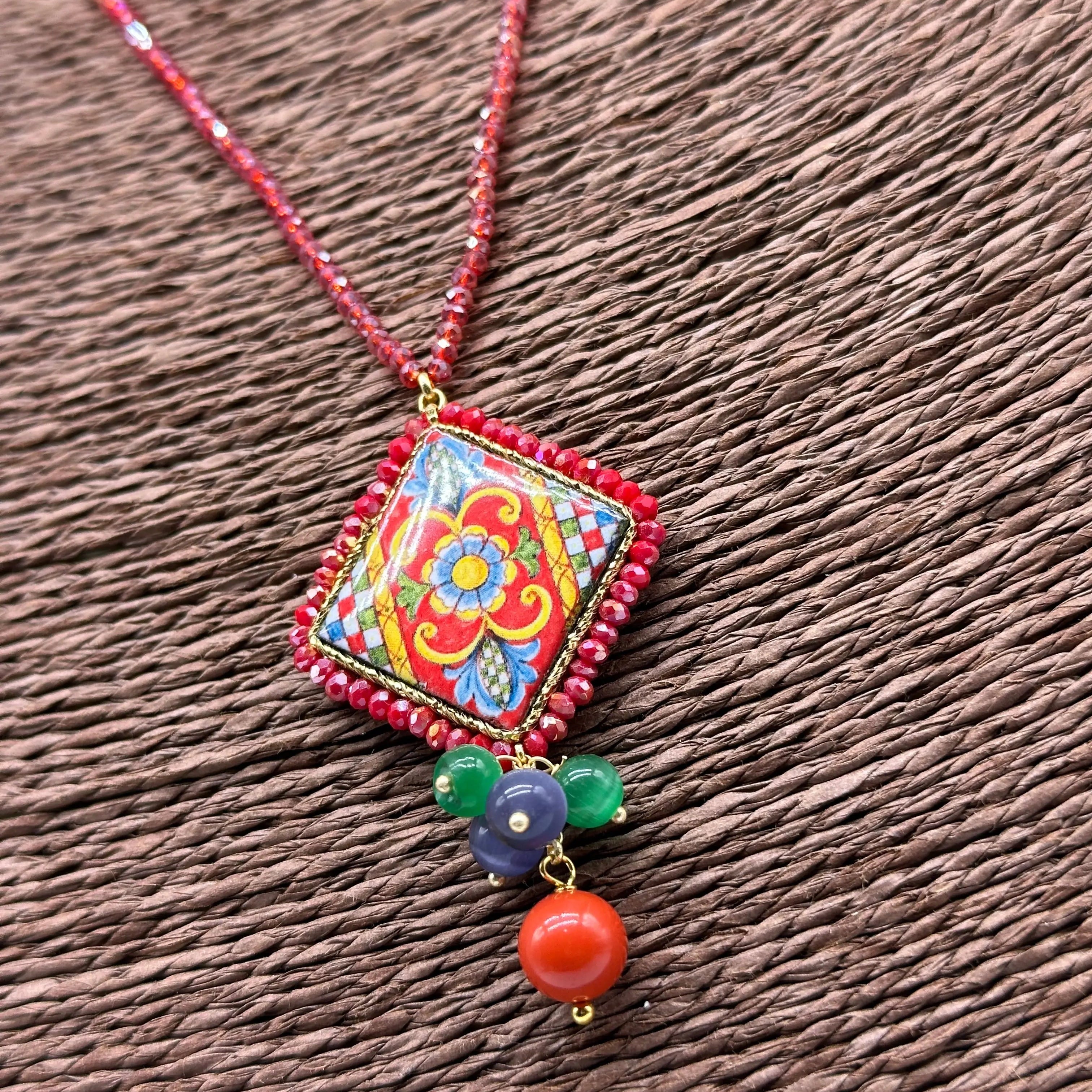 Collana Piastrella Ceramica Caltagirone Decoro Barocco, catena perline rosse V.3 DD CERAMICHE SICILIANE