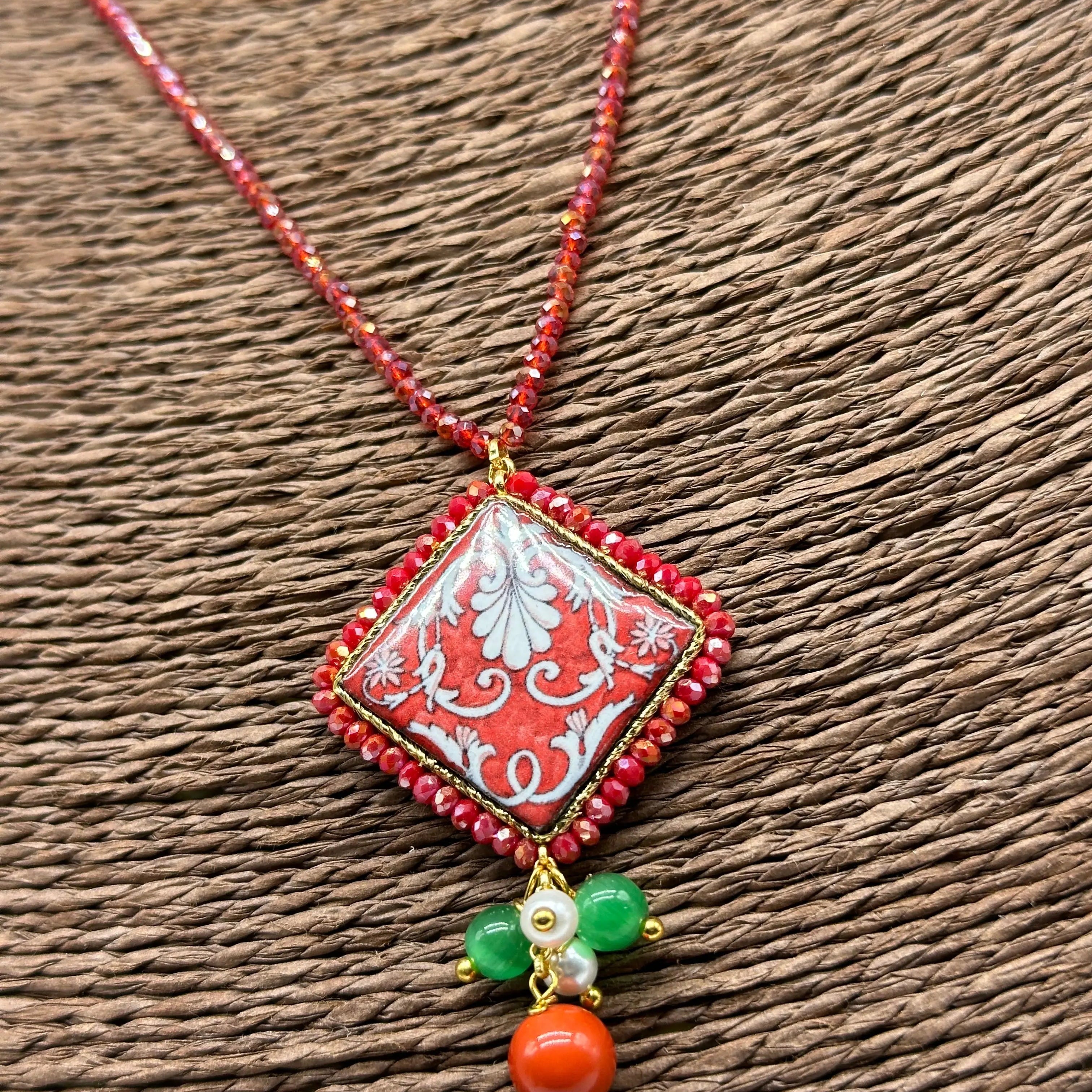 Collana Piastrella Ceramica Caltagirone Decoro Barocco, catena perline rosse V.1 DD CERAMICHE SICILIANE
