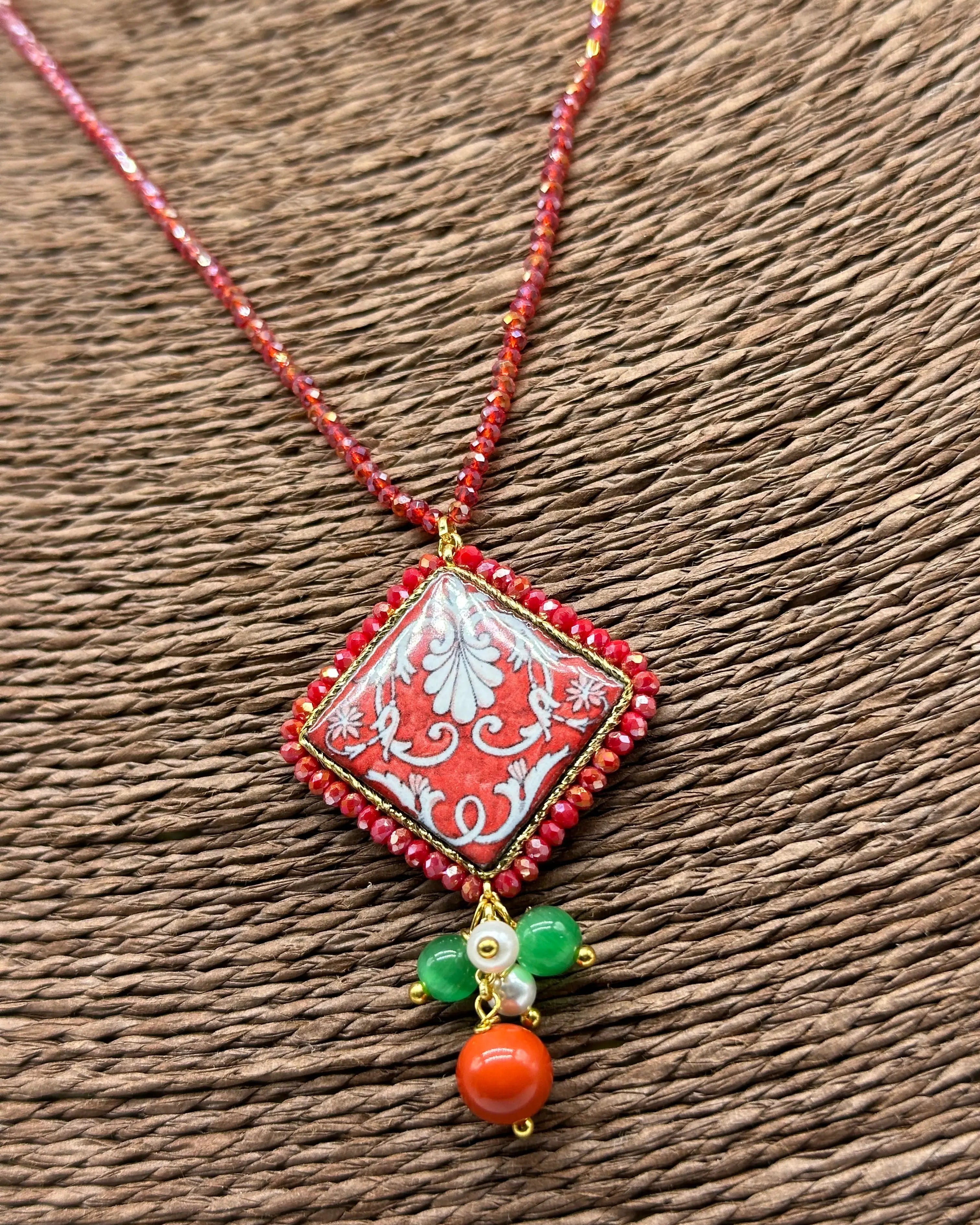 Collana Piastrella Ceramica Caltagirone Decoro Barocco, catena perline rosse V.1 DD CERAMICHE SICILIANE