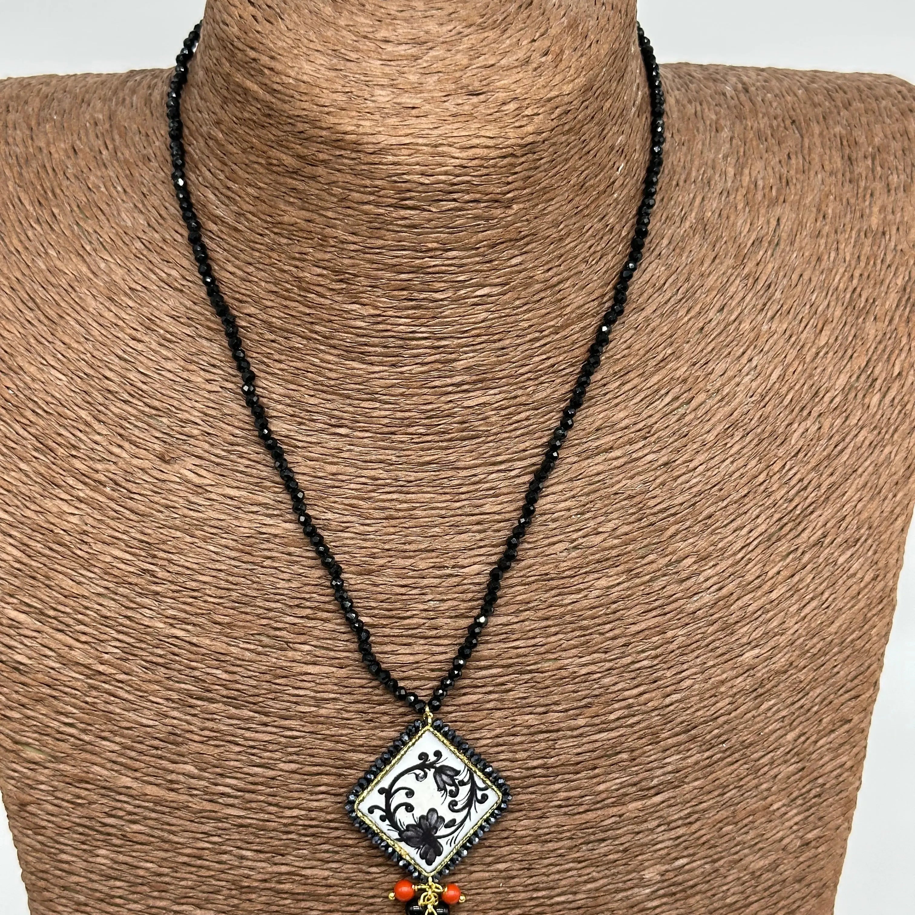 Collana Piastrella Ceramica Caltagirone Decoro Barocco, catena perline nere DD CERAMICHE SICILIANE