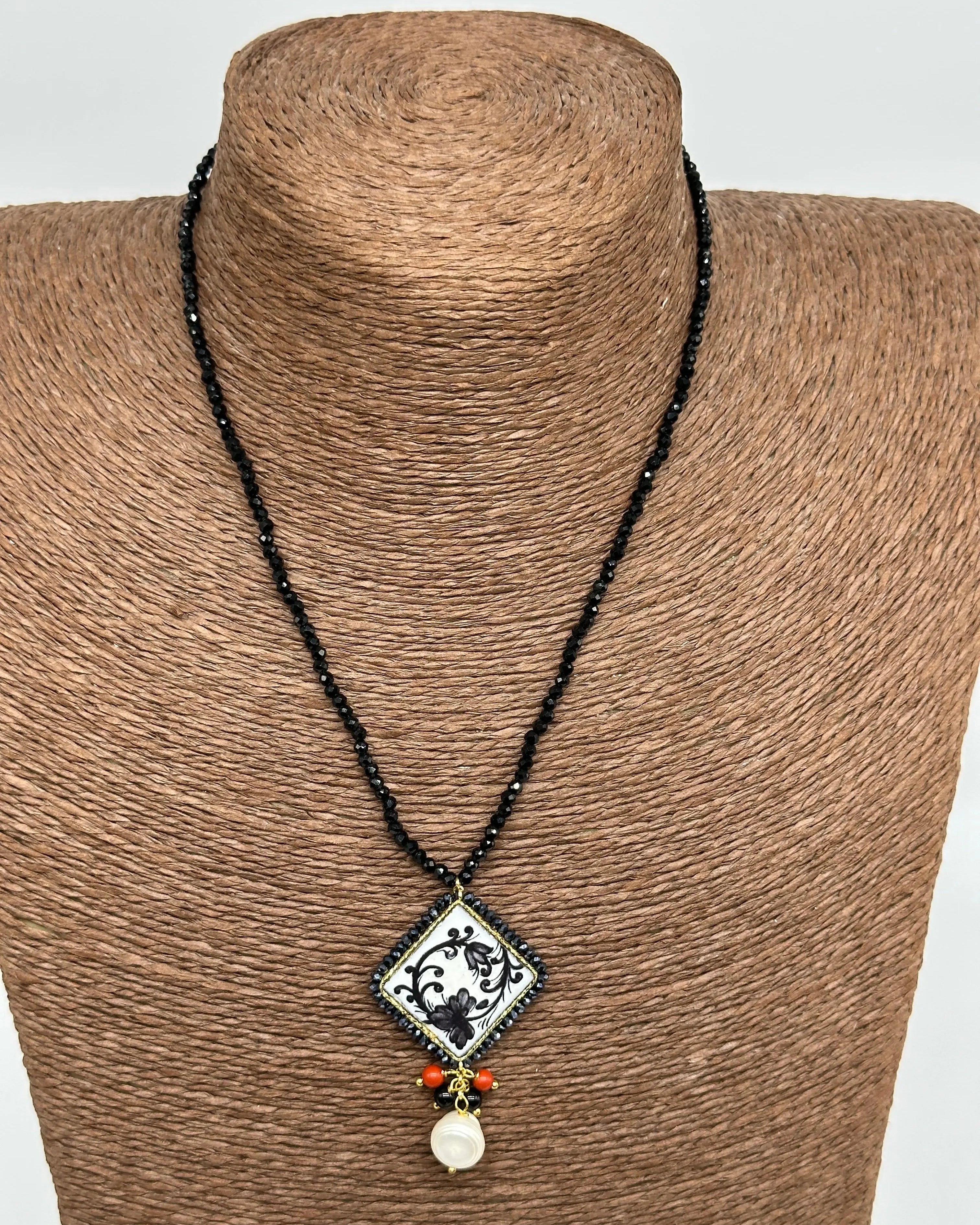 Collana Piastrella Ceramica Caltagirone Decoro Barocco, catena perline nere DD CERAMICHE SICILIANE