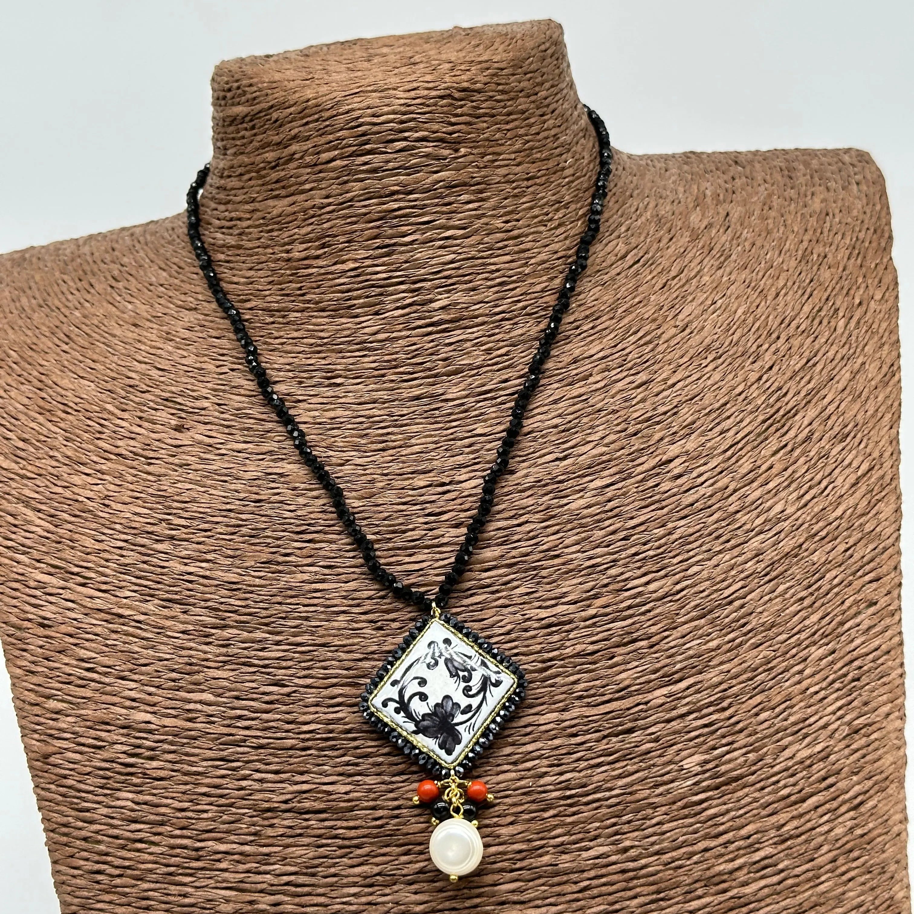 Collana Piastrella Ceramica Caltagirone Decoro Barocco, catena perline nere DD CERAMICHE SICILIANE