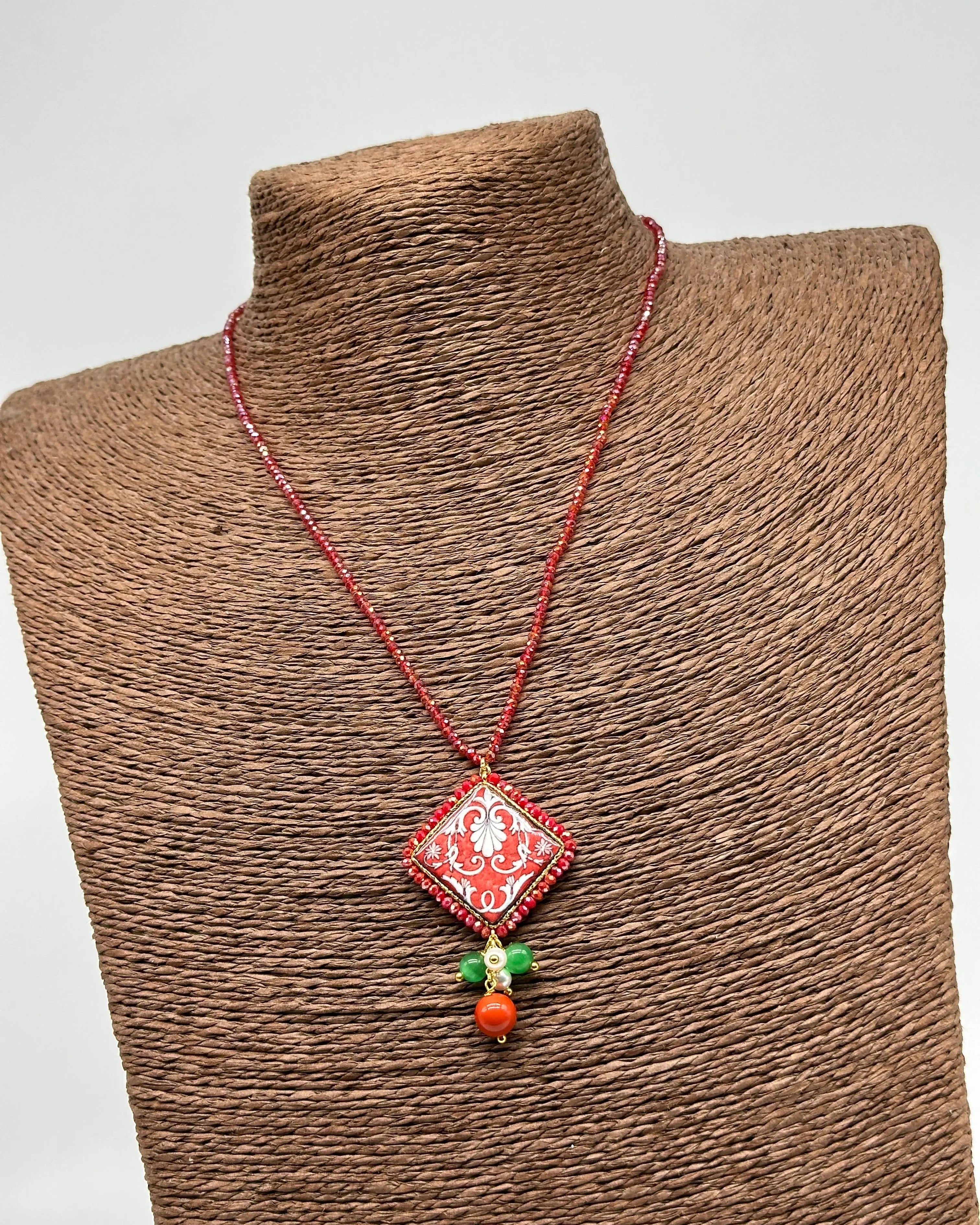 Collana Piastrella Ceramica Caltagirone Decoro Barocco, catena perline rosse V.1 DD CERAMICHE SICILIANE