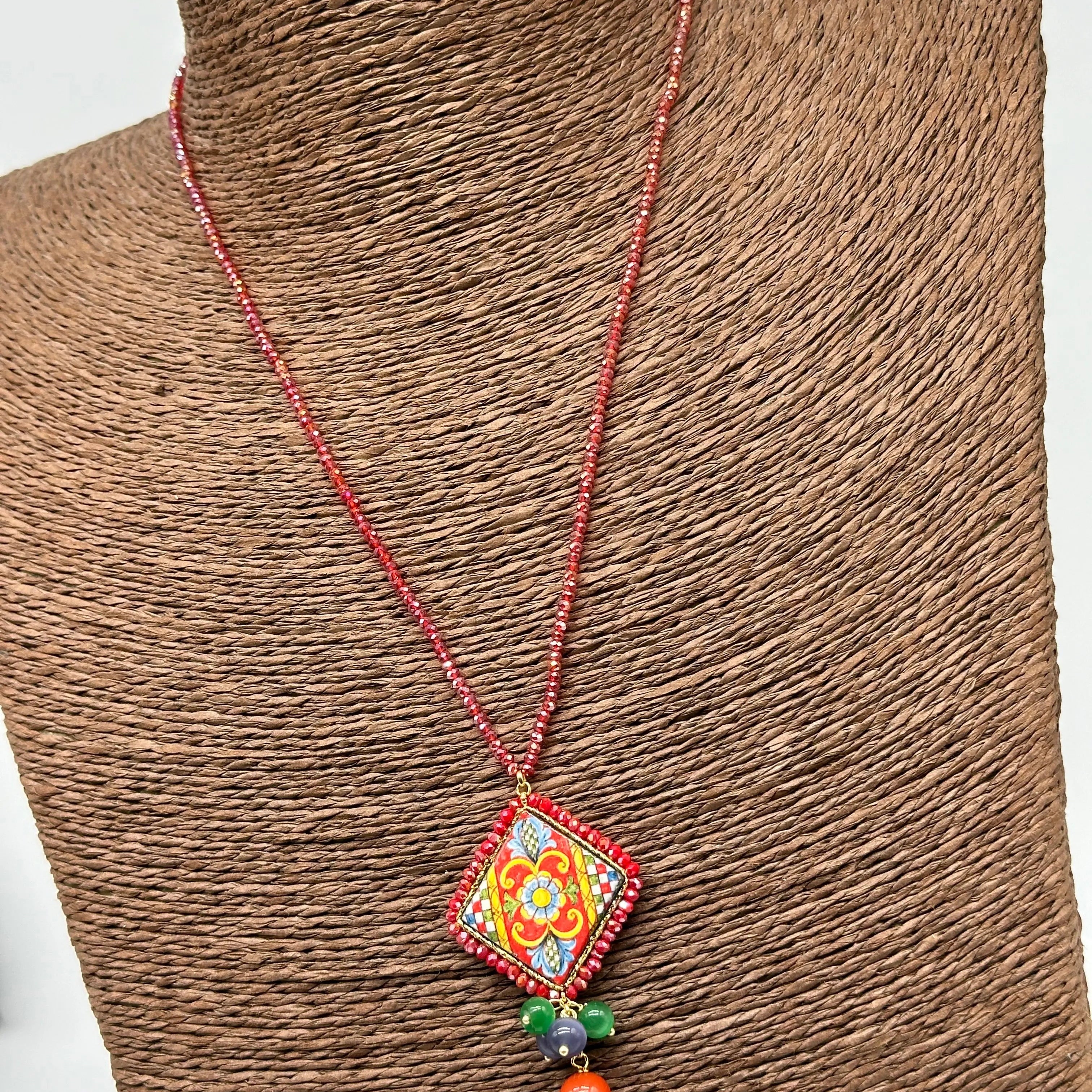 Collana Piastrella Ceramica Caltagirone Decoro Barocco, catena perline rosse V.3 DD CERAMICHE SICILIANE