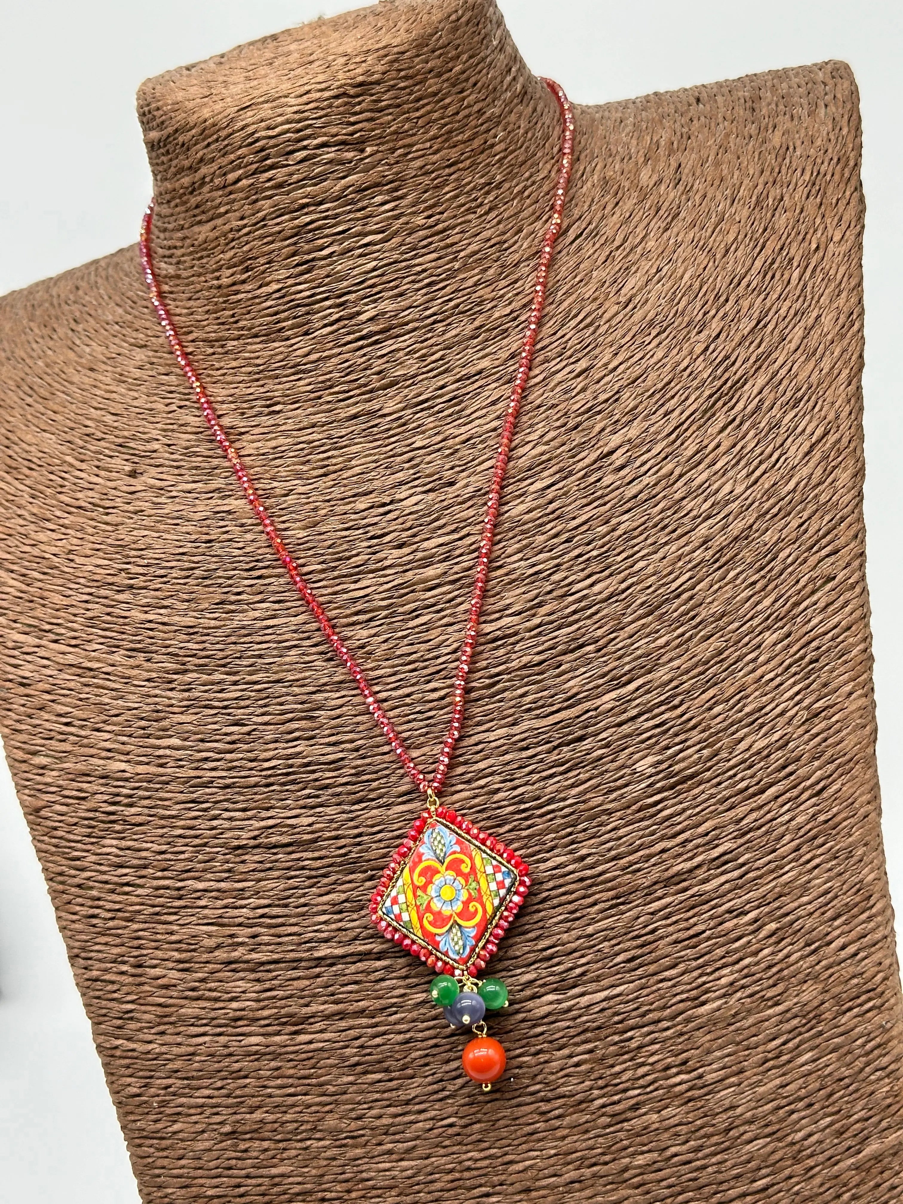 Collana Piastrella Ceramica Caltagirone Decoro Barocco, catena perline rosse V.3 DD CERAMICHE SICILIANE