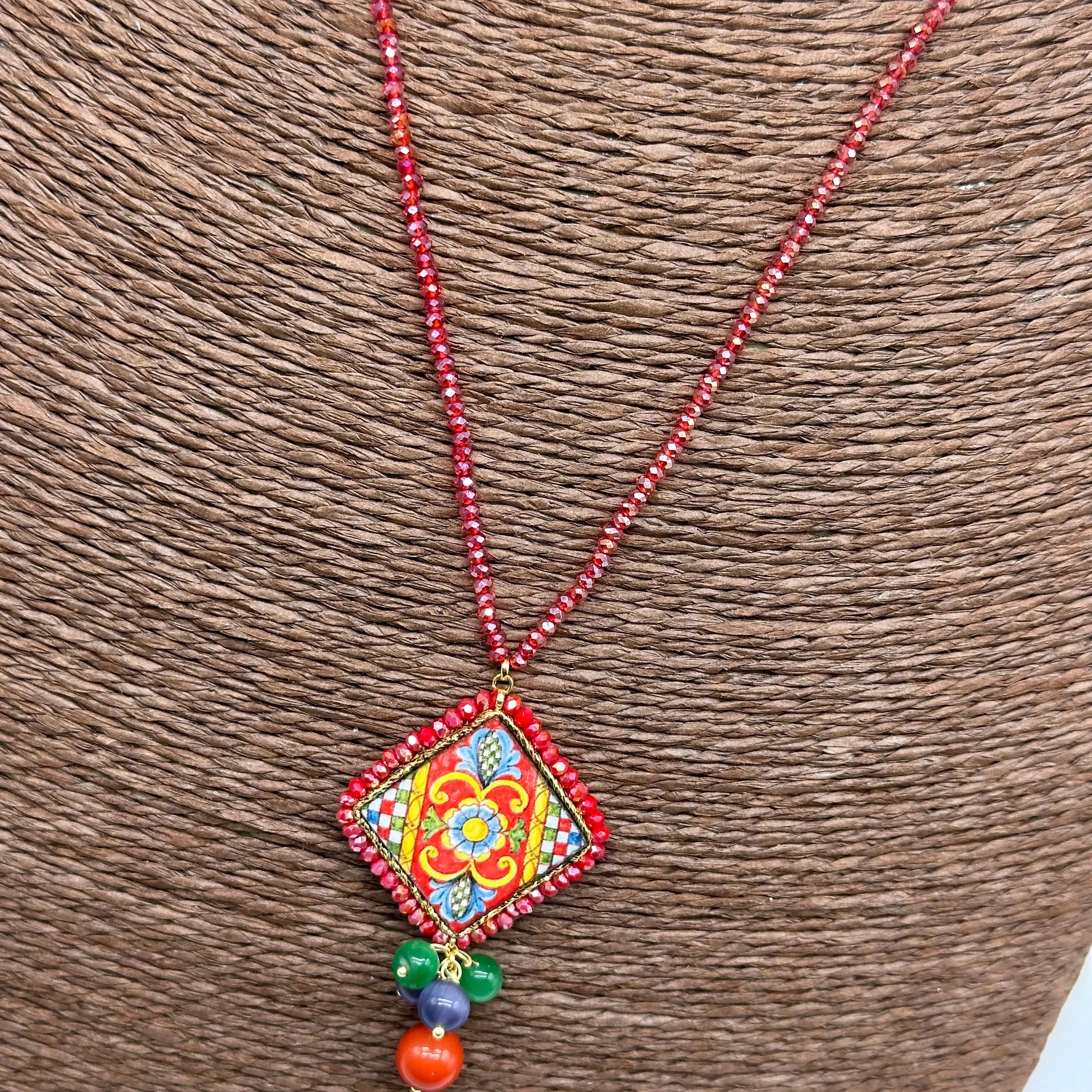 Collana Piastrella Ceramica Caltagirone Decoro Barocco, catena perline rosse V.3 DD CERAMICHE SICILIANE