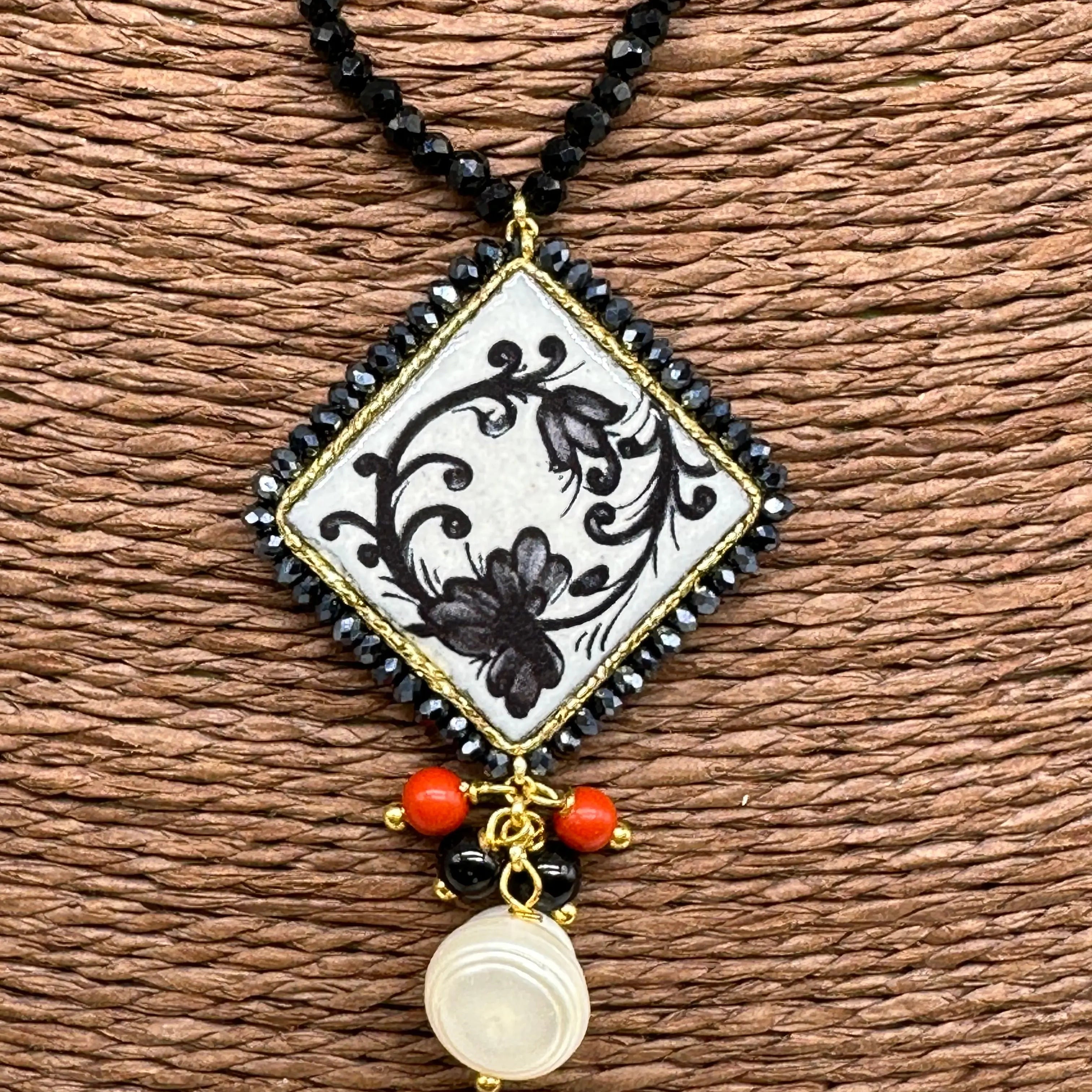 Collana Piastrella Ceramica Caltagirone Decoro Barocco, catena perline nere DD CERAMICHE SICILIANE