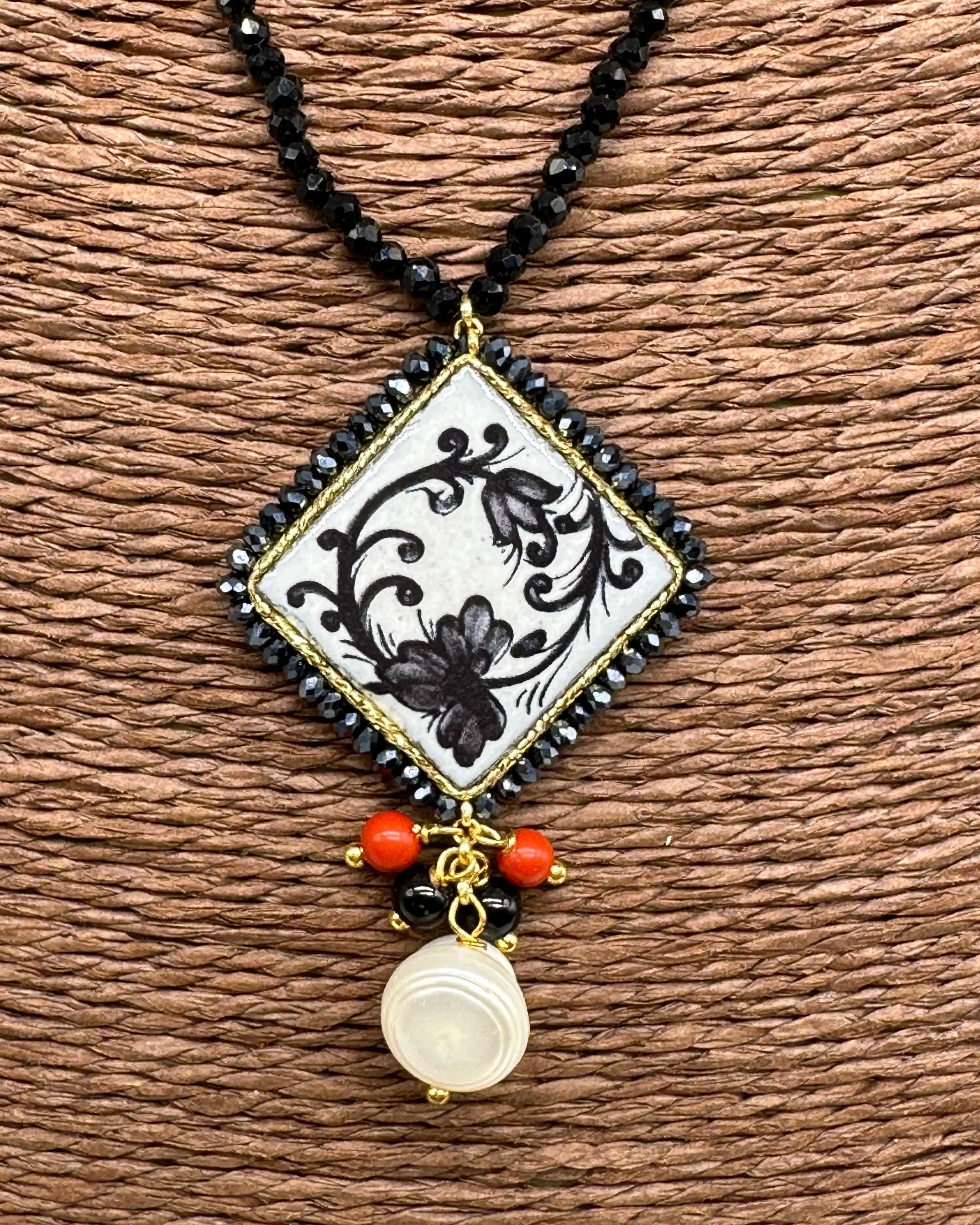 Collana Piastrella Ceramica Caltagirone Decoro Barocco, catena perline nere DD CERAMICHE SICILIANE