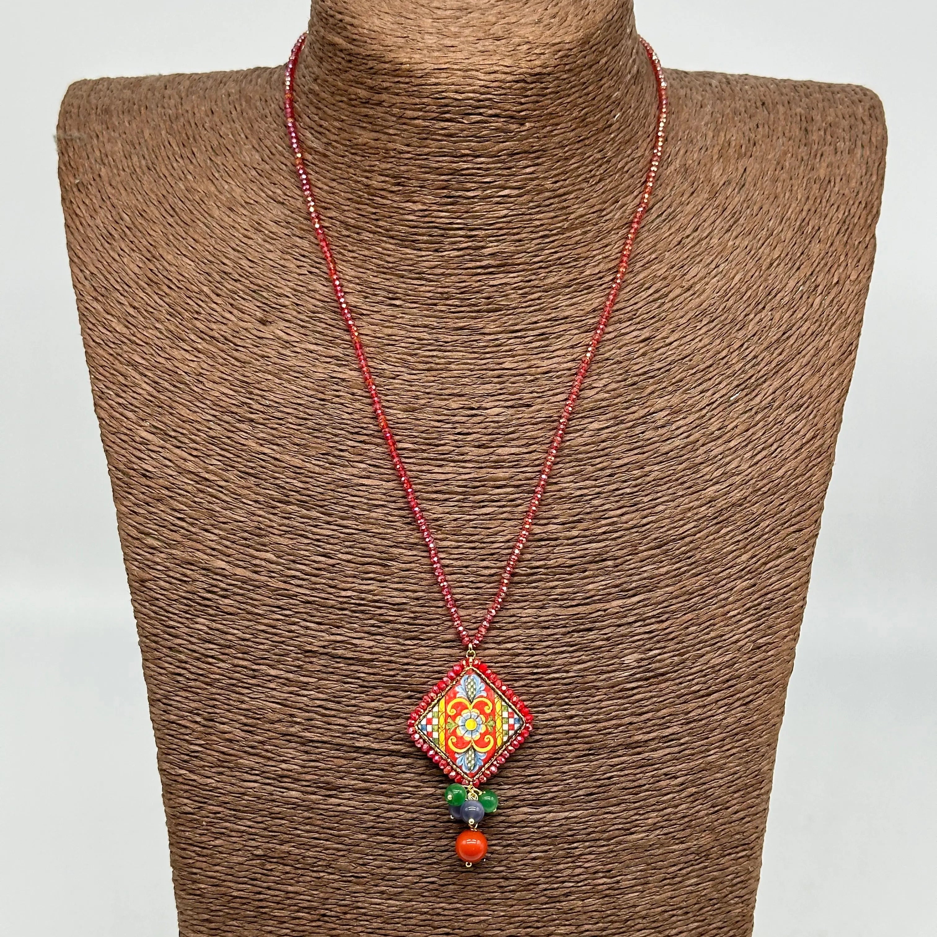 Collana Piastrella Ceramica Caltagirone Decoro Barocco, catena perline rosse V.3 DD CERAMICHE SICILIANE