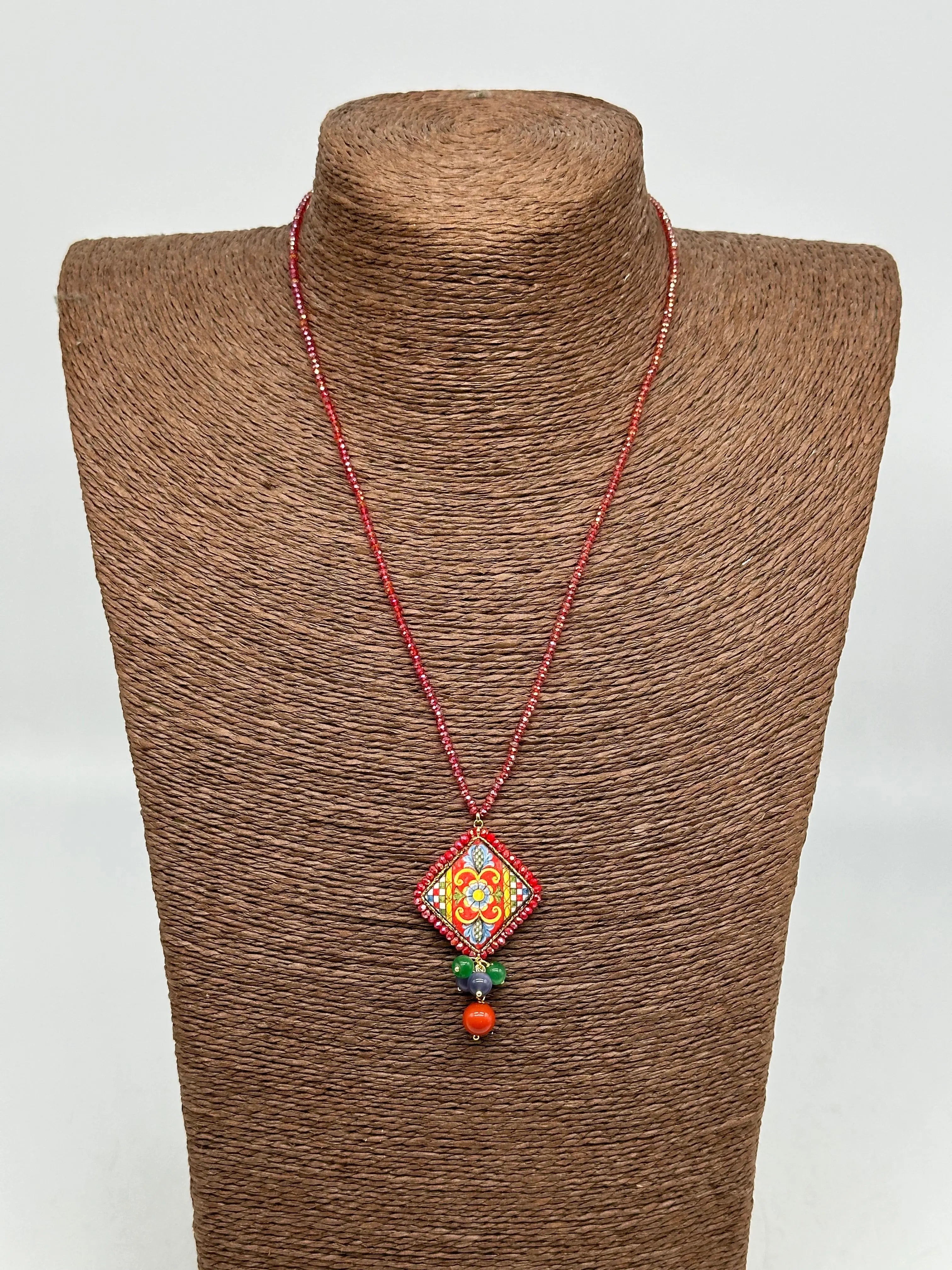 Collana Piastrella Ceramica Caltagirone Decoro Barocco, catena perline rosse V.3 DD CERAMICHE SICILIANE