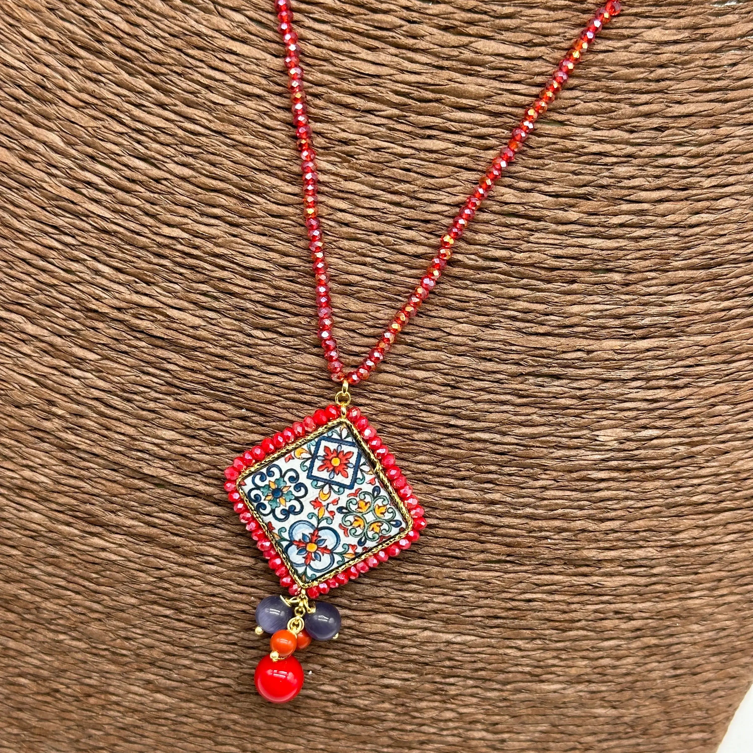 Collana Piastrella Ceramica Caltagirone Decoro Barocco, catena perline rosse V.2 DD CERAMICHE SICILIANE