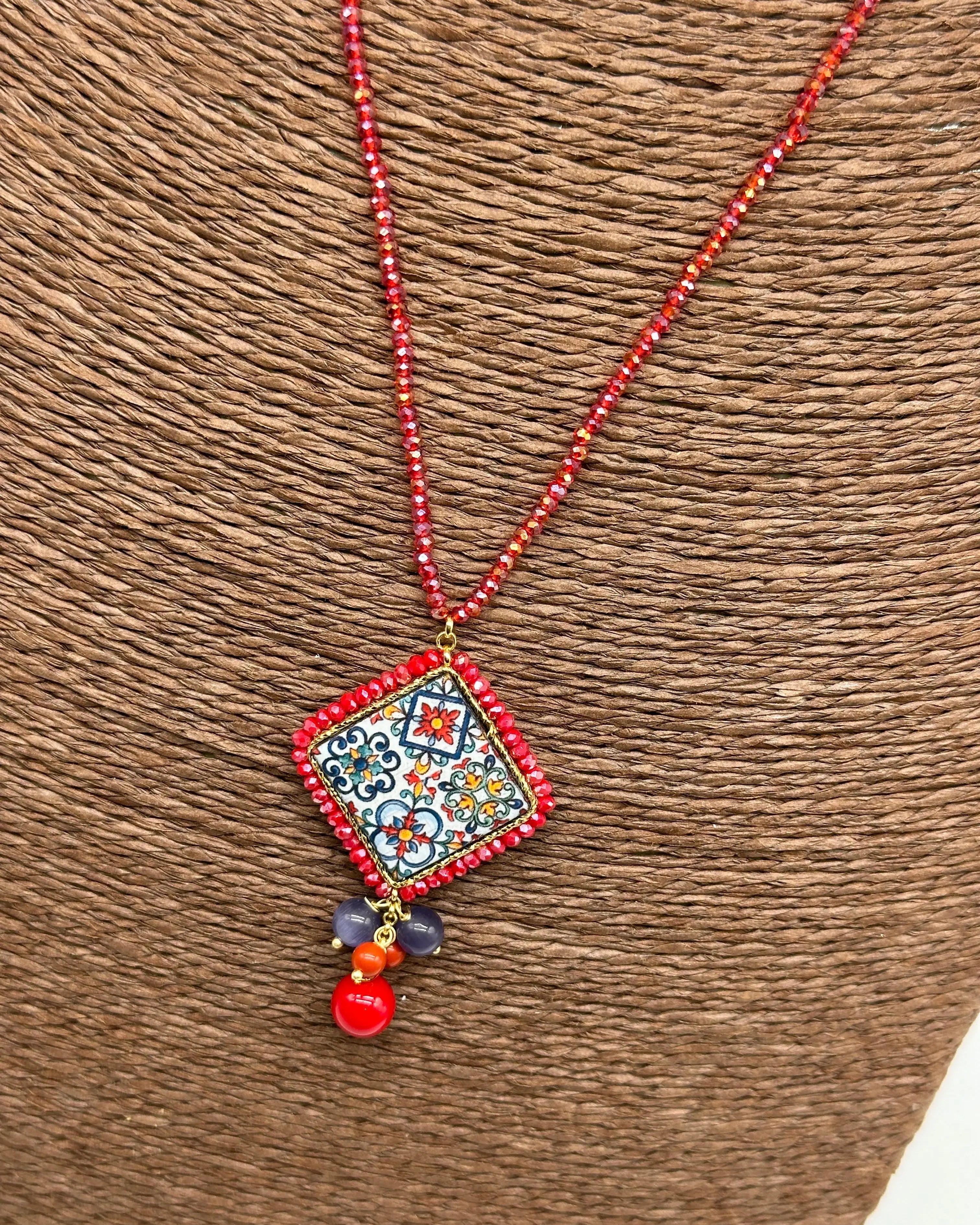 Collana Piastrella Ceramica Caltagirone Decoro Barocco, catena perline rosse V.2 DD CERAMICHE SICILIANE