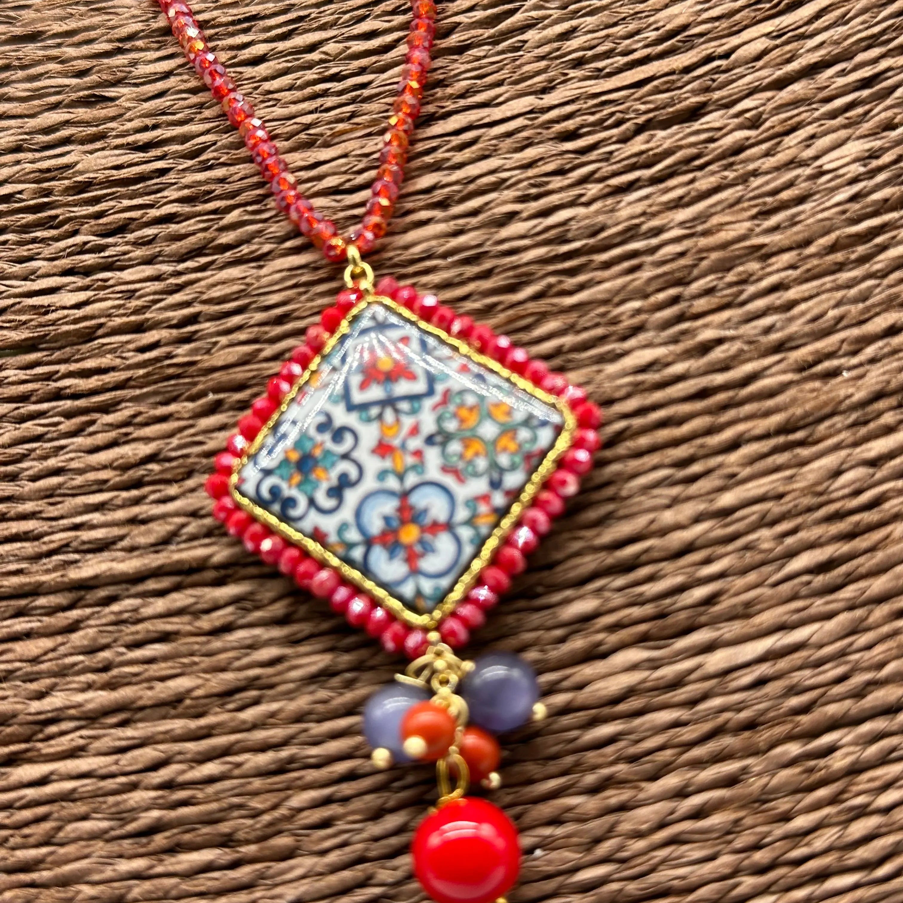 Collana Piastrella Ceramica Caltagirone Decoro Barocco, catena perline rosse V.2 DD CERAMICHE SICILIANE