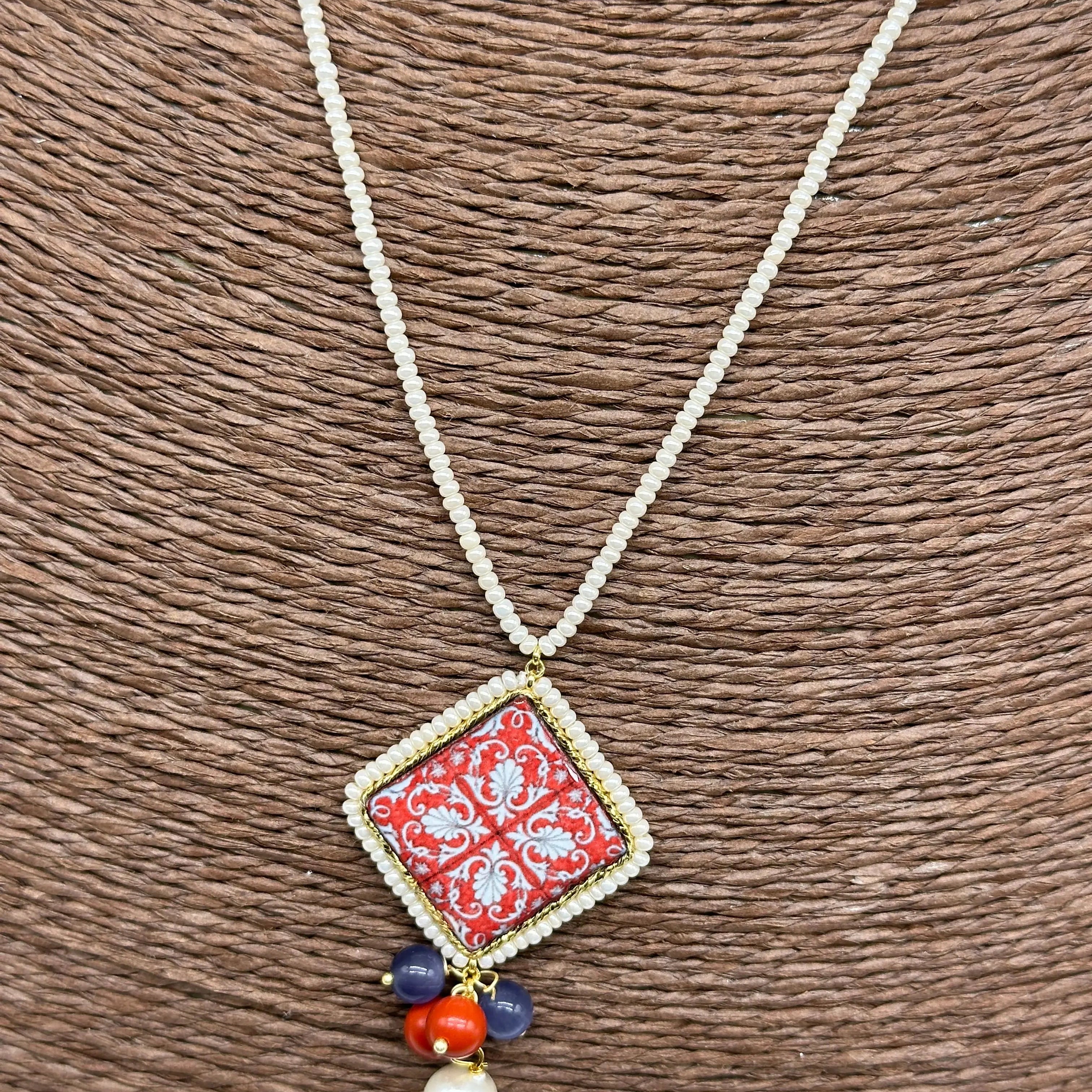 Collana Piastrella Ceramica Caltagirone Decoro Barocco Rosso, catena perline bianche DD CERAMICHE SICILIANE