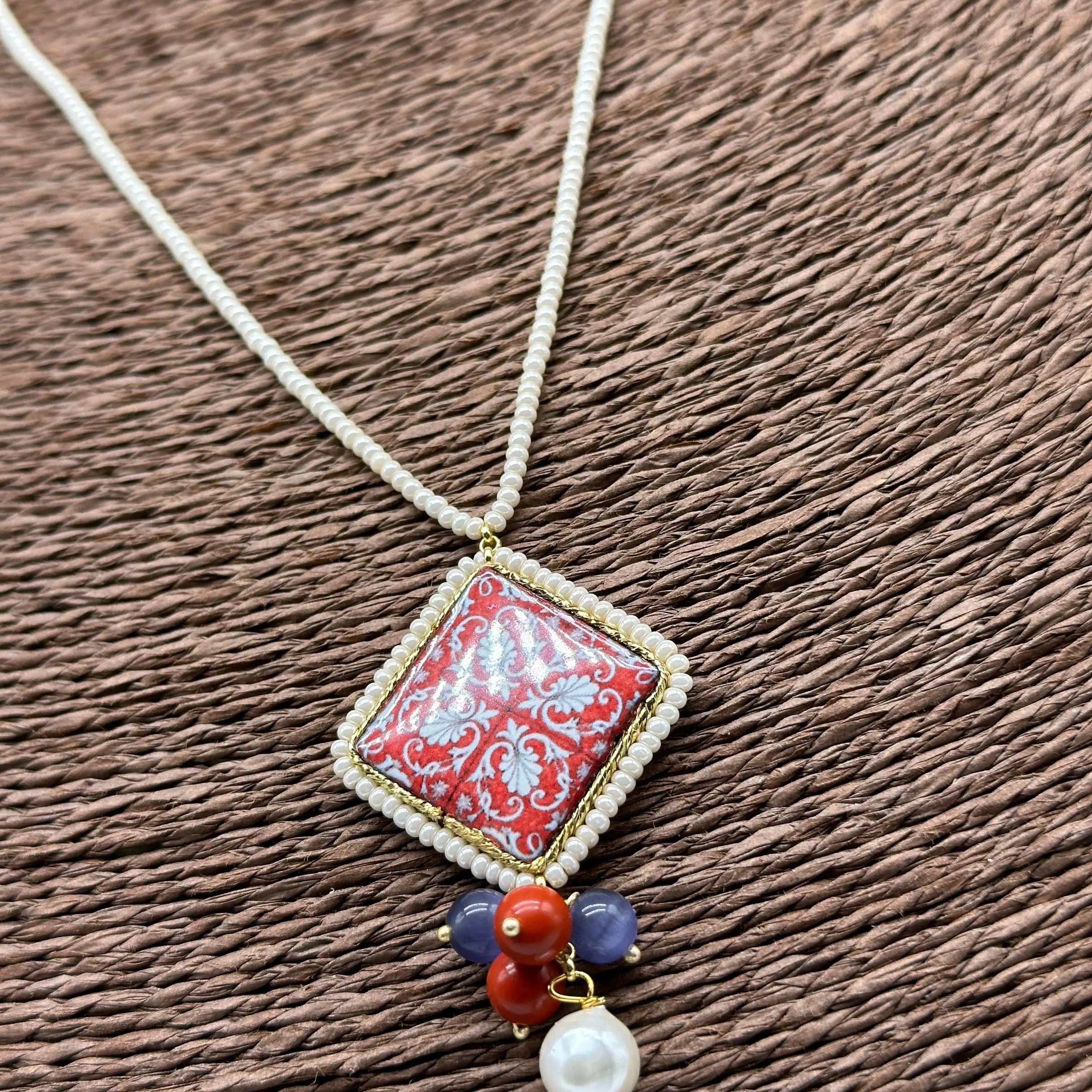 Collana Piastrella Ceramica Caltagirone Decoro Barocco Rosso, catena perline bianche DD CERAMICHE SICILIANE