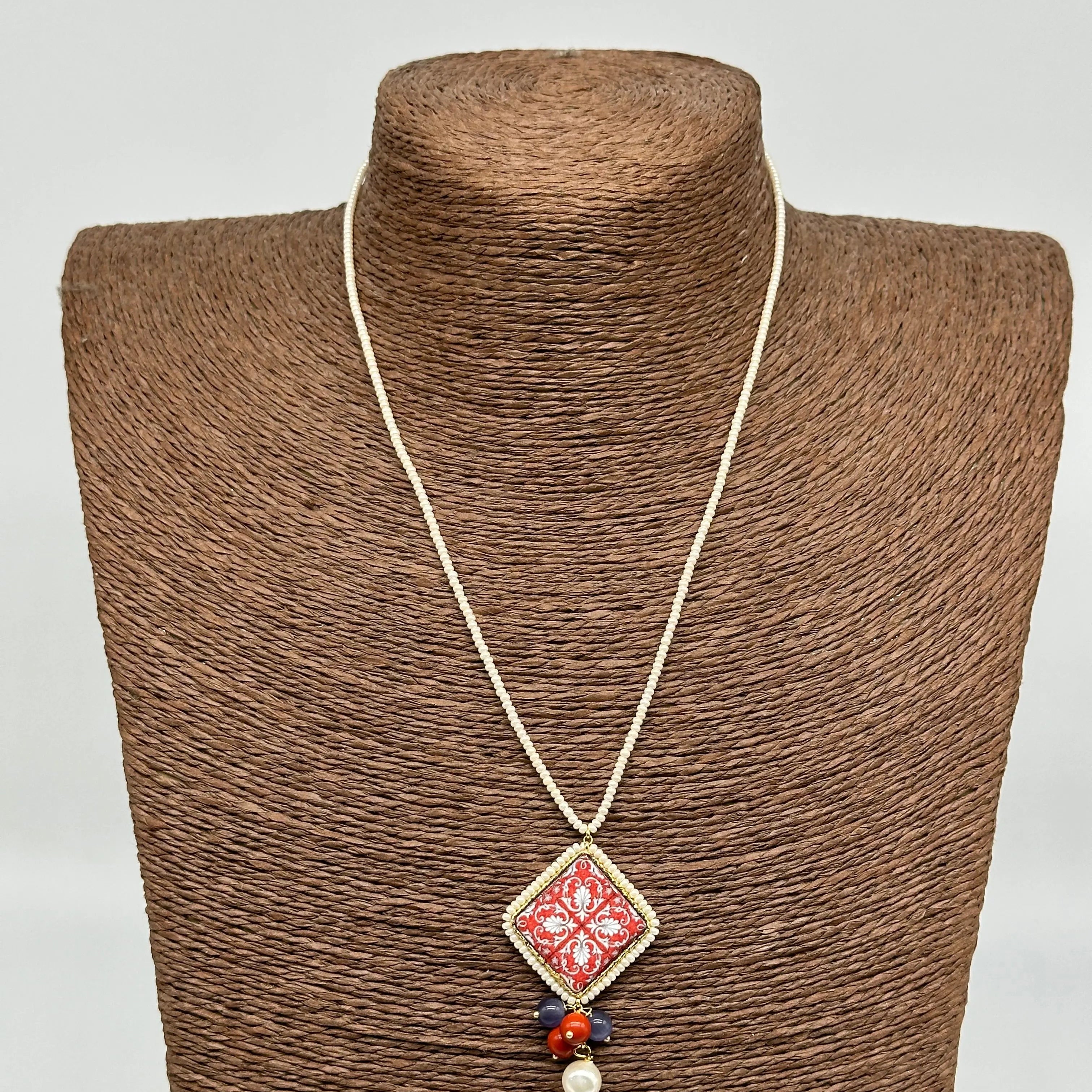 Collana Piastrella Ceramica Caltagirone Decoro Barocco Rosso, catena perline bianche DD CERAMICHE SICILIANE