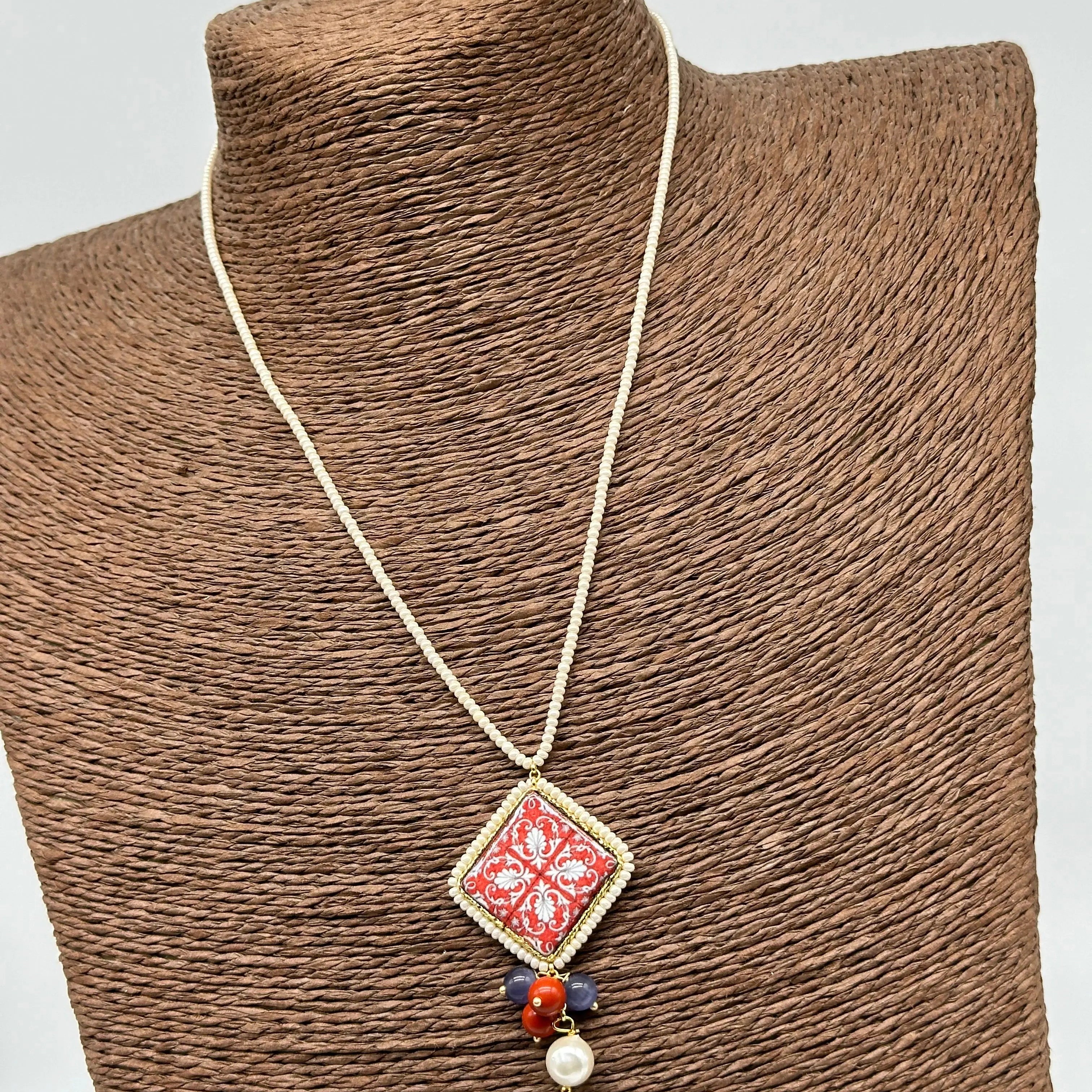Collana Piastrella Ceramica Caltagirone Decoro Barocco Rosso, catena perline bianche DD CERAMICHE SICILIANE