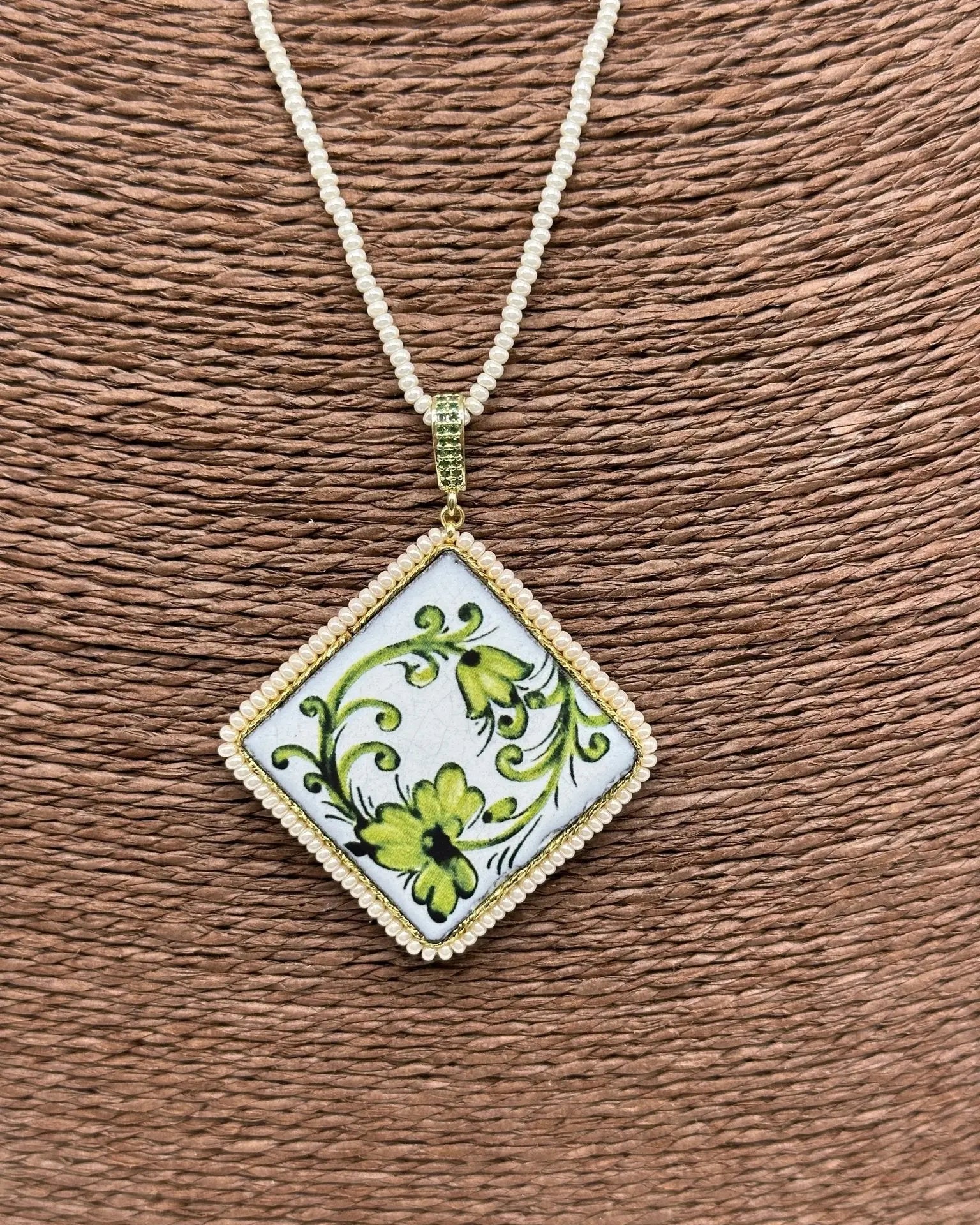 Collana Piastrella Ceramica Caltagirone Decoro Barocco Verde catena perline bianche - COLLANA