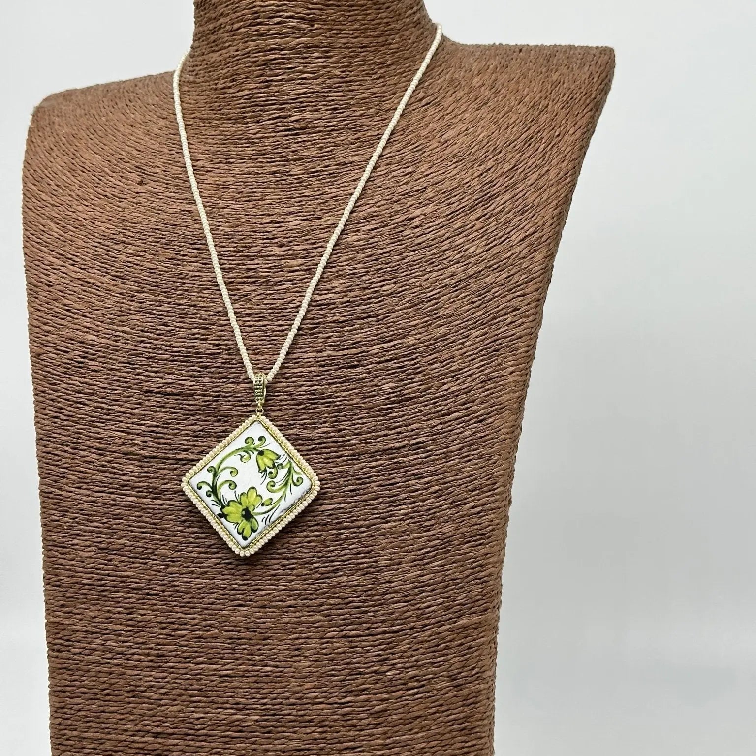 Collana Piastrella Ceramica Caltagirone Decoro Barocco Verde catena perline bianche - COLLANA