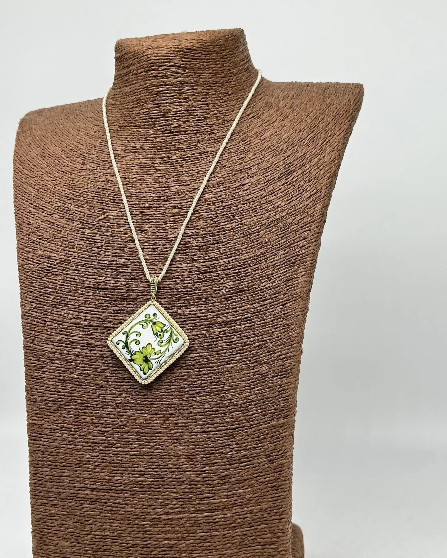 Collana Piastrella Ceramica Caltagirone Decoro Barocco Verde catena perline bianche - COLLANA