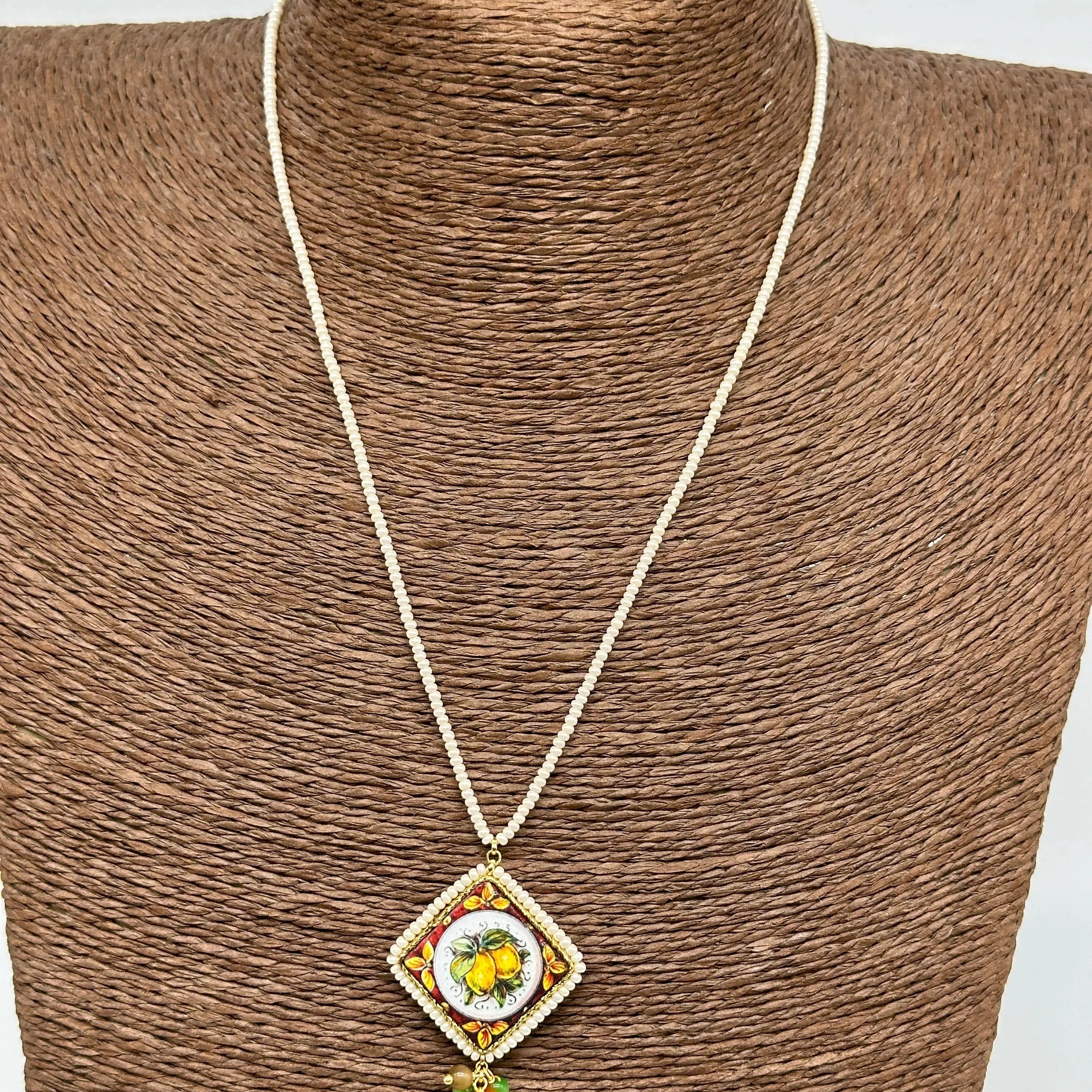 Collana Piastrella Ceramica Caltagirone Decoro Limoni, cornice e catena perline bianche DD CERAMICHE SICILIANE