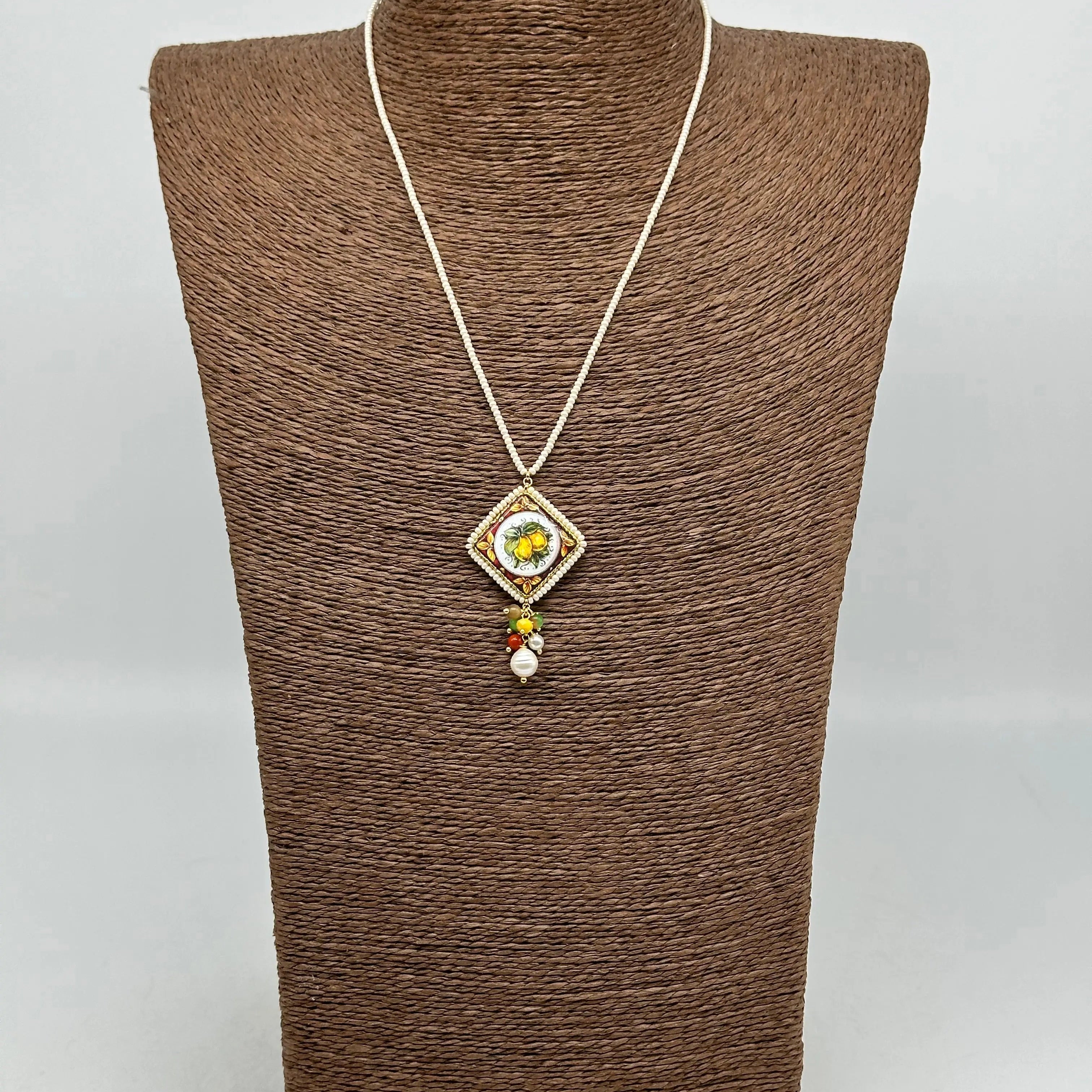 Collana Piastrella Ceramica Caltagirone Decoro Limoni, cornice e catena perline bianche DD CERAMICHE SICILIANE