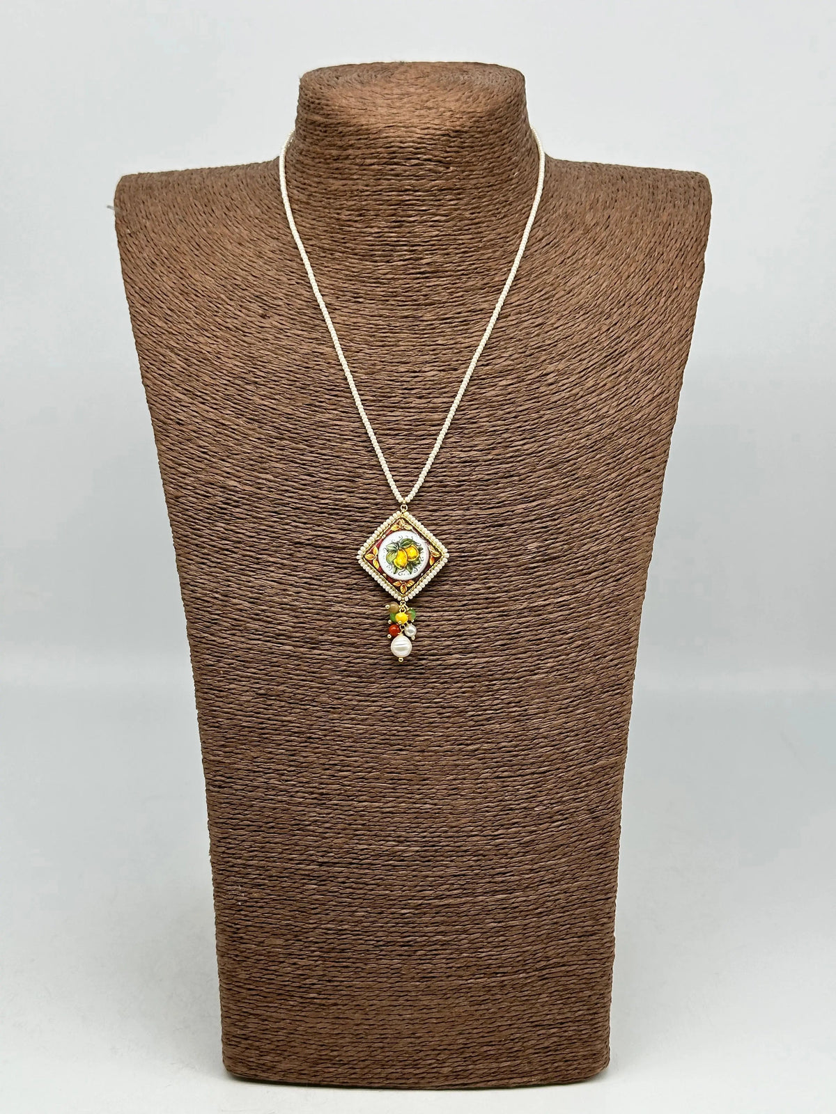 Collana Piastrella Ceramica Caltagirone Decoro Limoni, cornice e catena perline bianche DD CERAMICHE SICILIANE