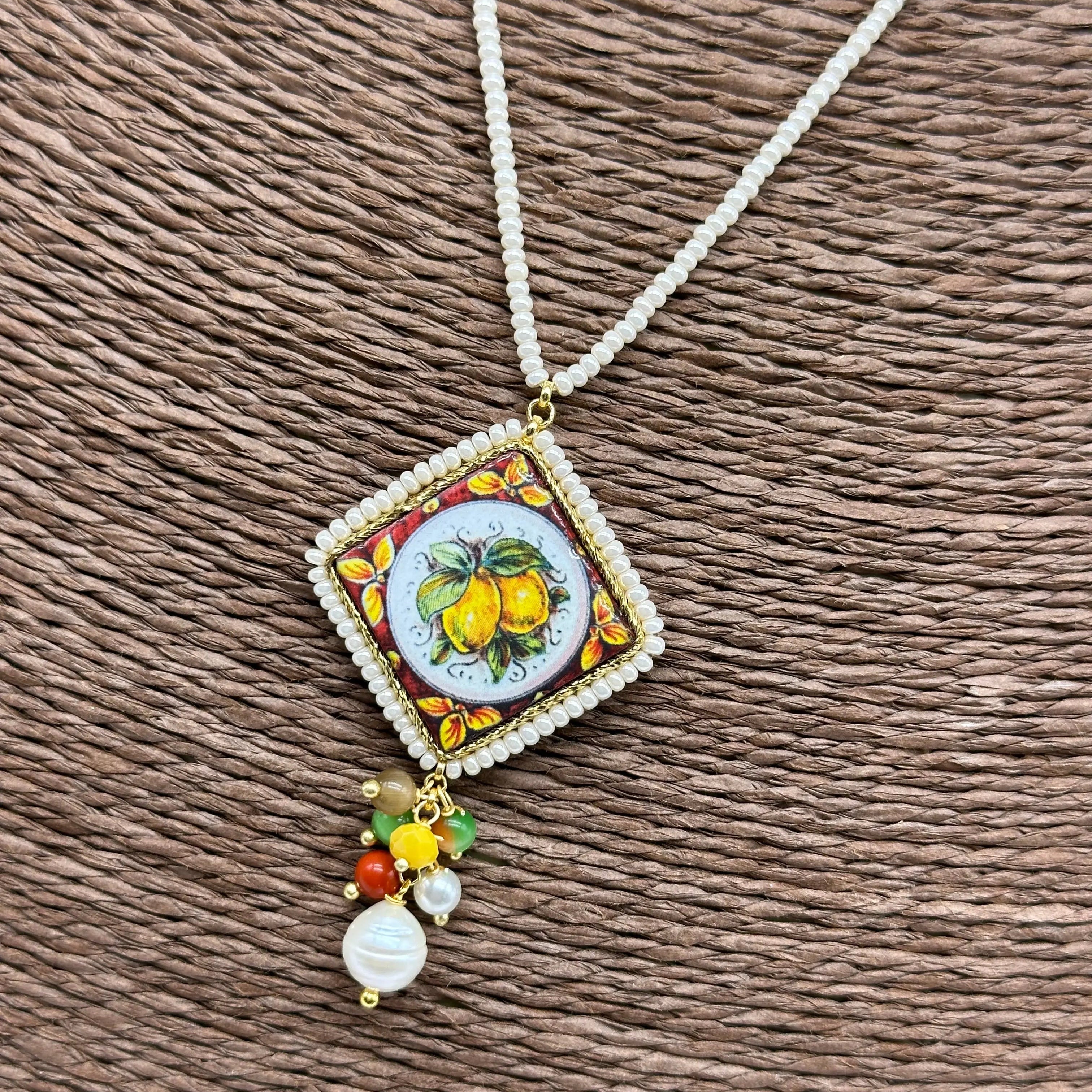 Collana Piastrella Ceramica Caltagirone Decoro Limoni, cornice e catena perline bianche DD CERAMICHE SICILIANE