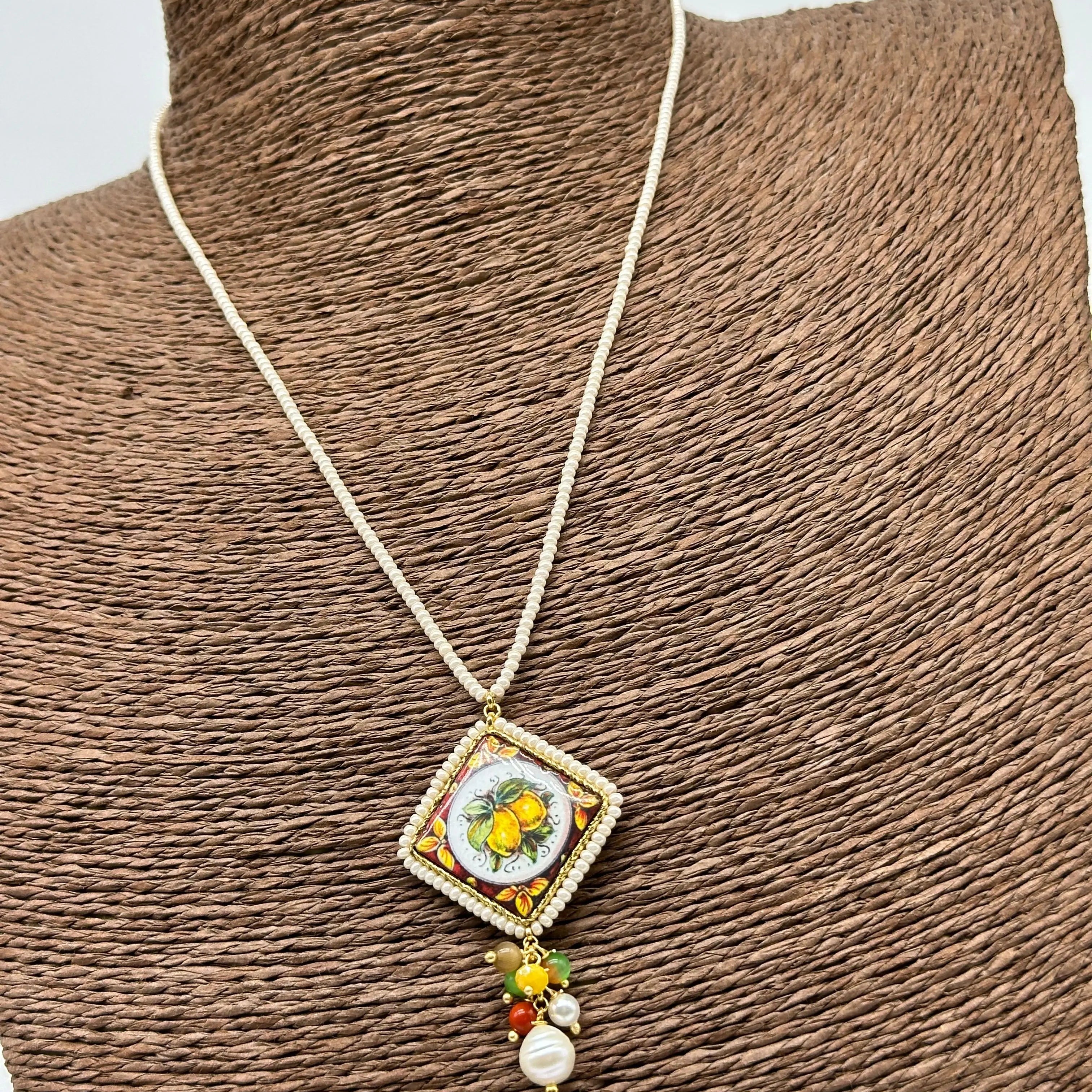 Collana Piastrella Ceramica Caltagirone Decoro Limoni, cornice e catena perline bianche DD CERAMICHE SICILIANE
