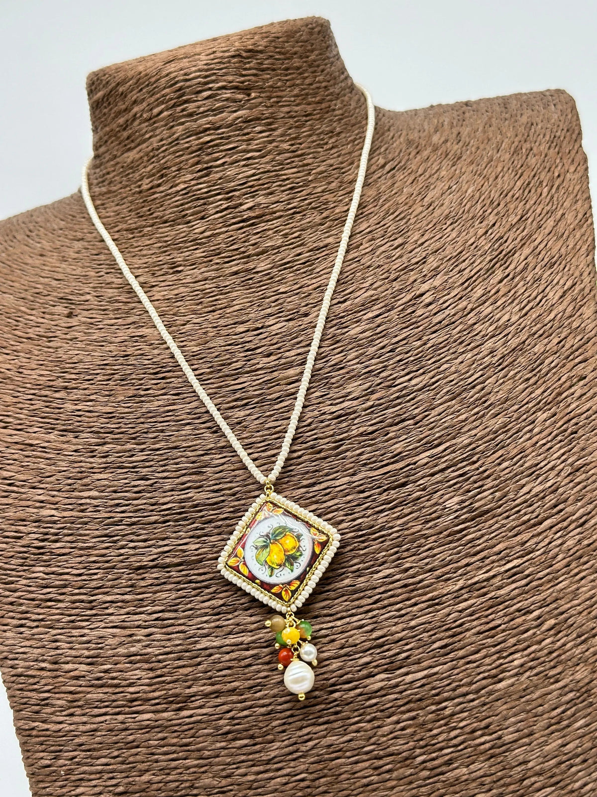 Collana Piastrella Ceramica Caltagirone Decoro Limoni, cornice e catena perline bianche DD CERAMICHE SICILIANE