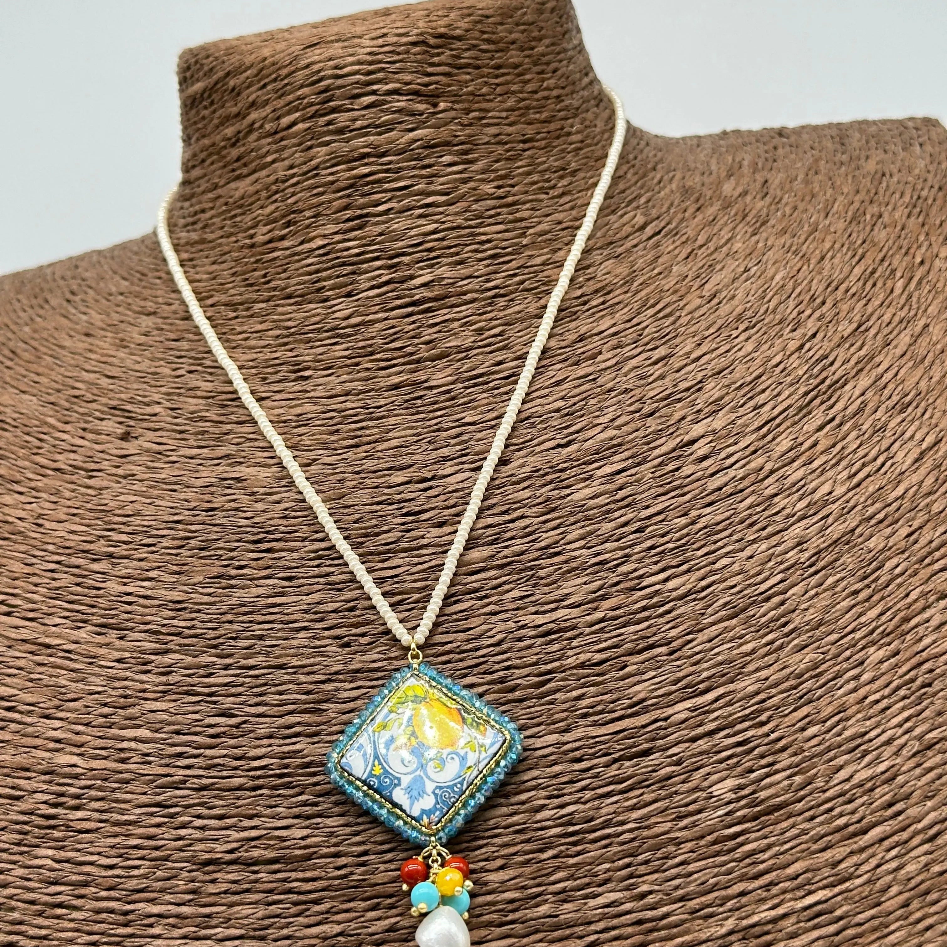 Collana Piastrella Ceramica Caltagirone Decoro Limoni, cornice azzurra, catena perline bianche DD CERAMICHE SICILIANE