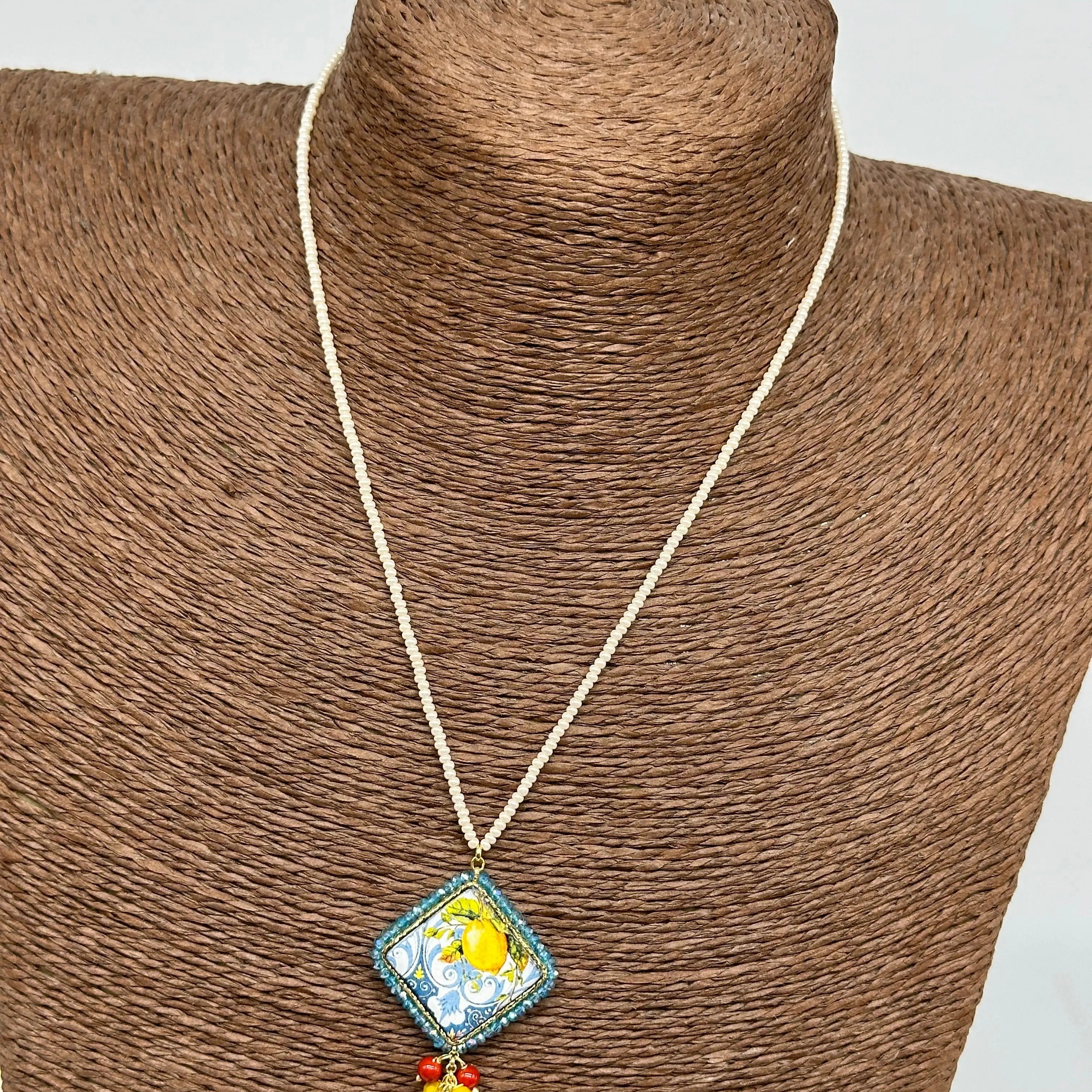 Collana Piastrella Ceramica Caltagirone Decoro Limoni, cornice azzurra, catena perline bianche DD CERAMICHE SICILIANE