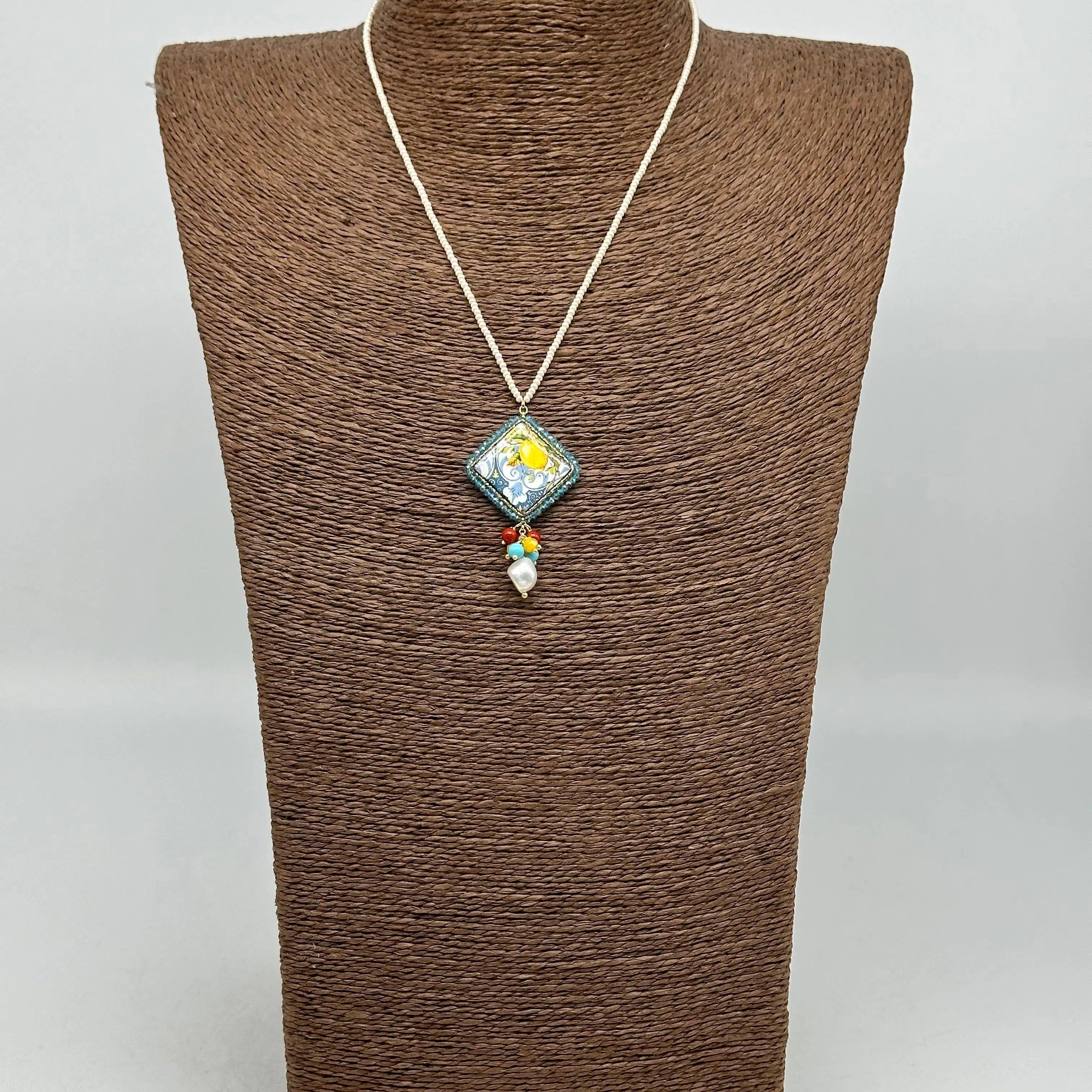 Collana Piastrella Ceramica Caltagirone Decoro Limoni, cornice azzurra, catena perline bianche DD CERAMICHE SICILIANE