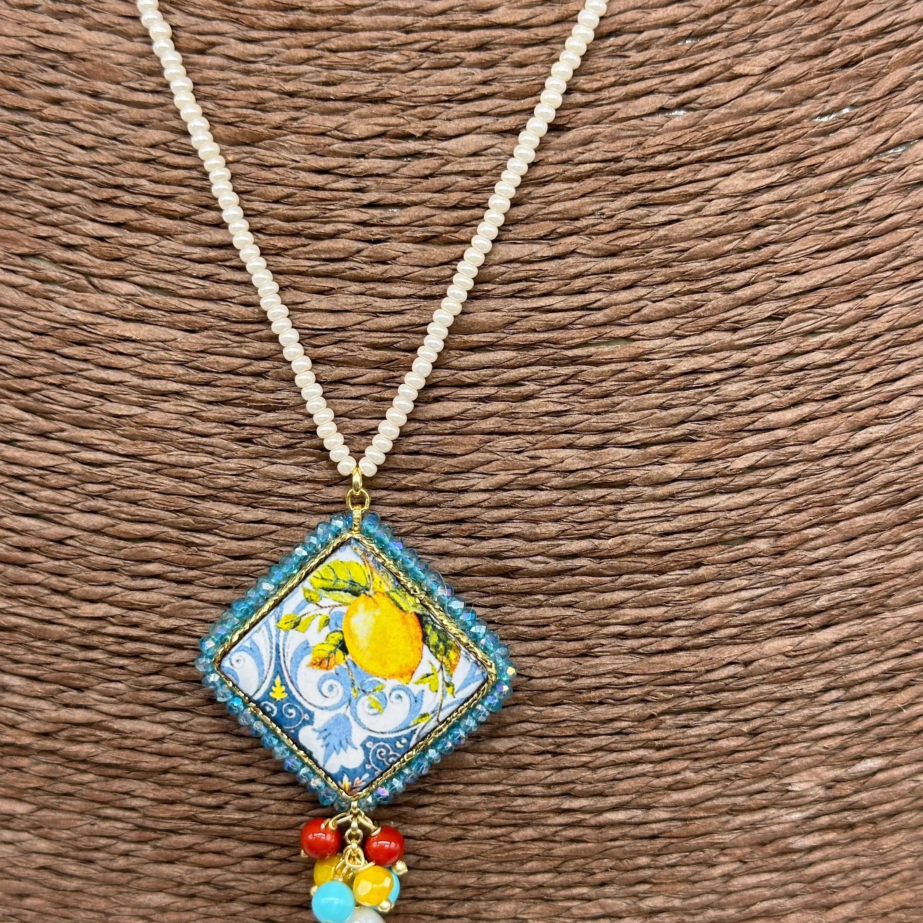 Collana Piastrella Ceramica Caltagirone Decoro Limoni, cornice azzurra, catena perline bianche DD CERAMICHE SICILIANE