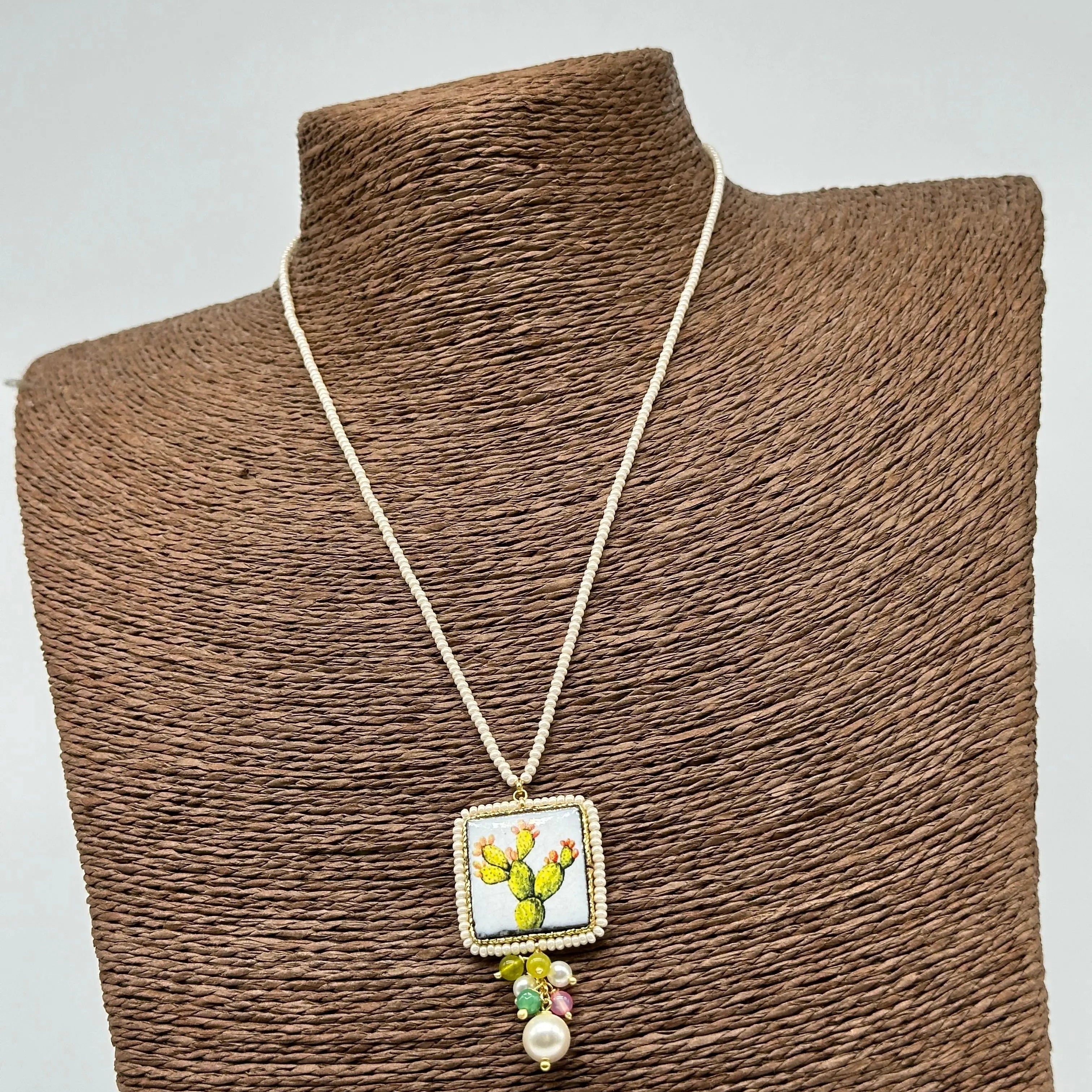 Collana Piastrella Ceramica Caltagirone Decoro Pala Fichi d’India, cornice e catena perline bianche DD CERAMICHE SICILIANE