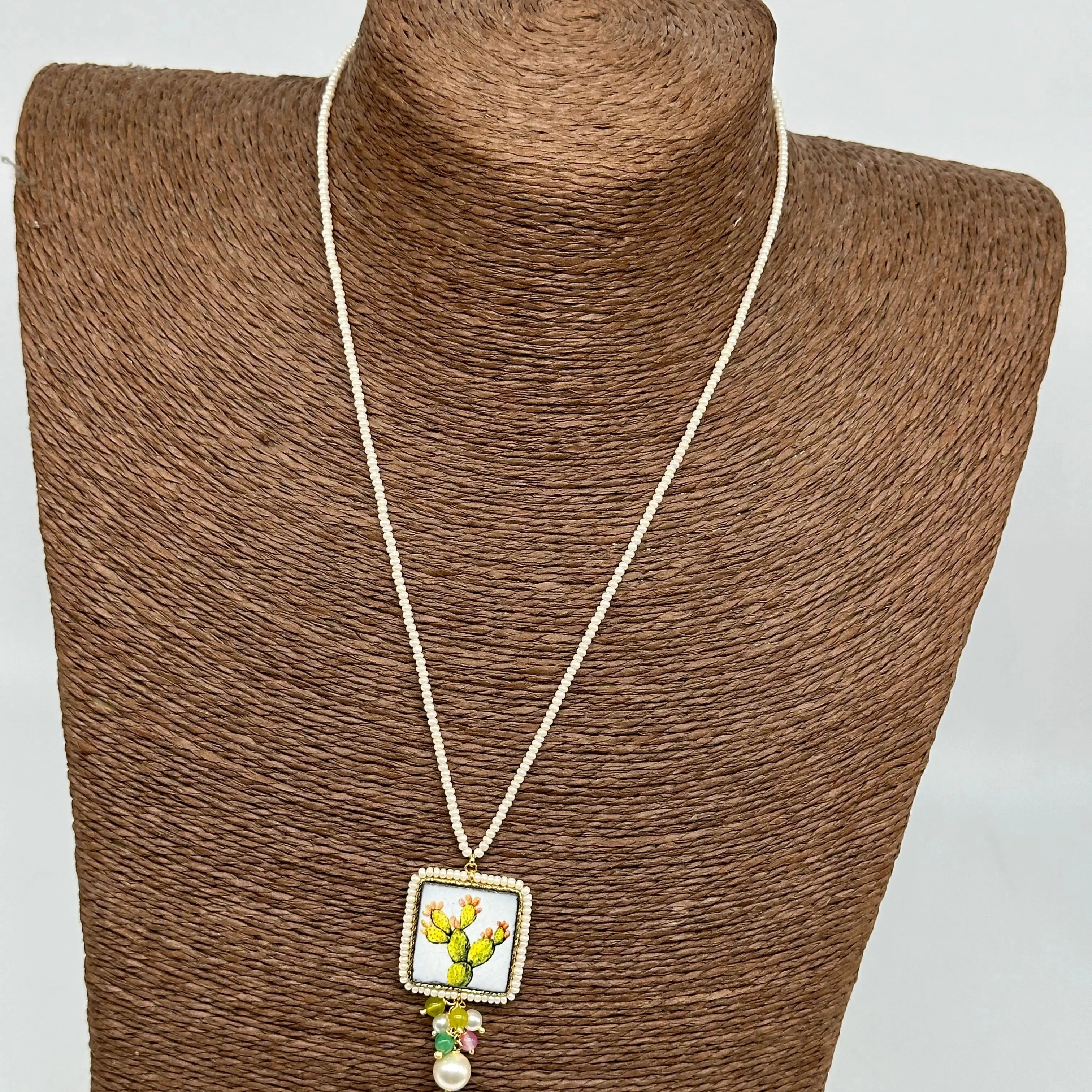 Collana Piastrella Ceramica Caltagirone Decoro Pala Fichi d’India, cornice e catena perline bianche DD CERAMICHE SICILIANE