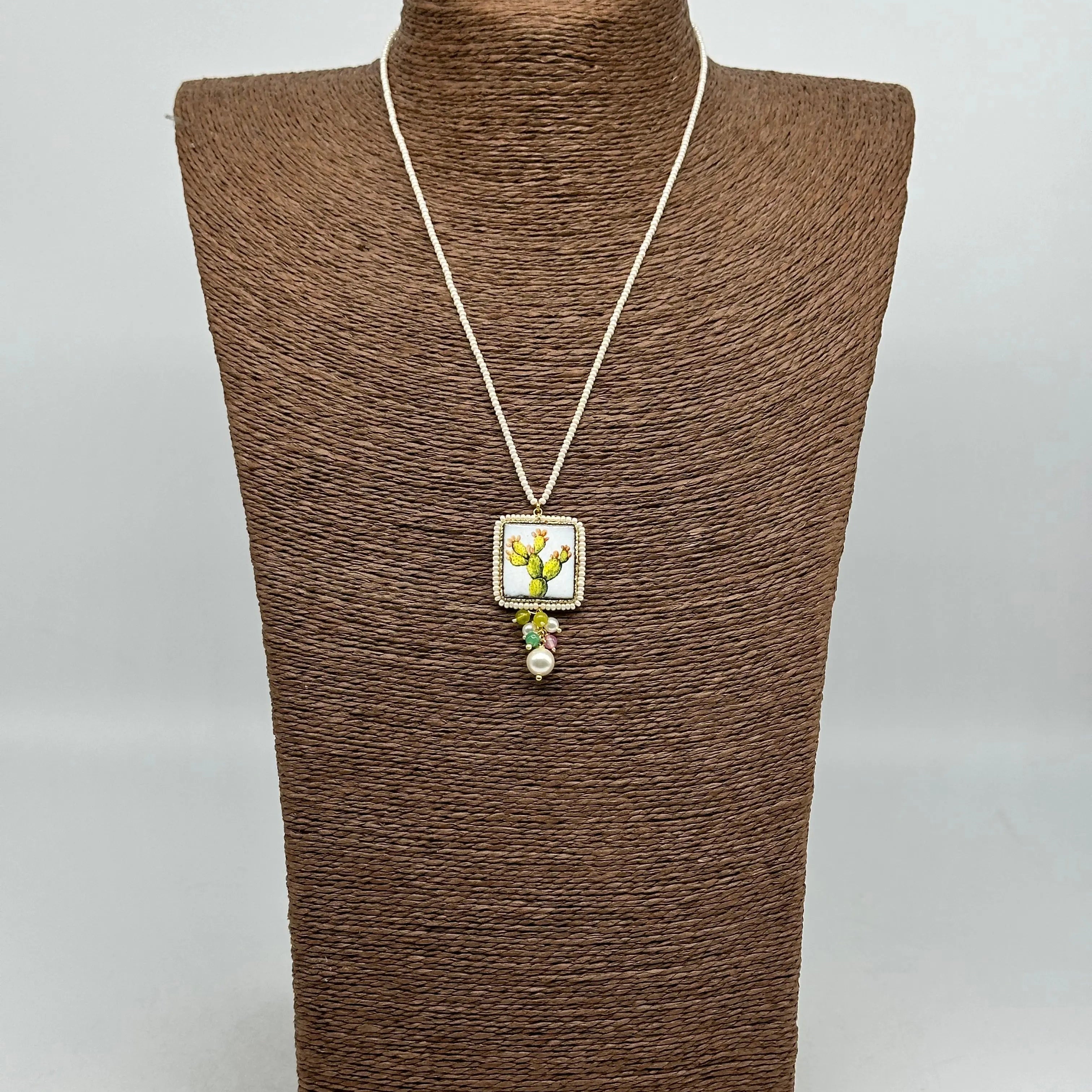 Collana Piastrella Ceramica Caltagirone Decoro Pala Fichi d’India, cornice e catena perline bianche DD CERAMICHE SICILIANE