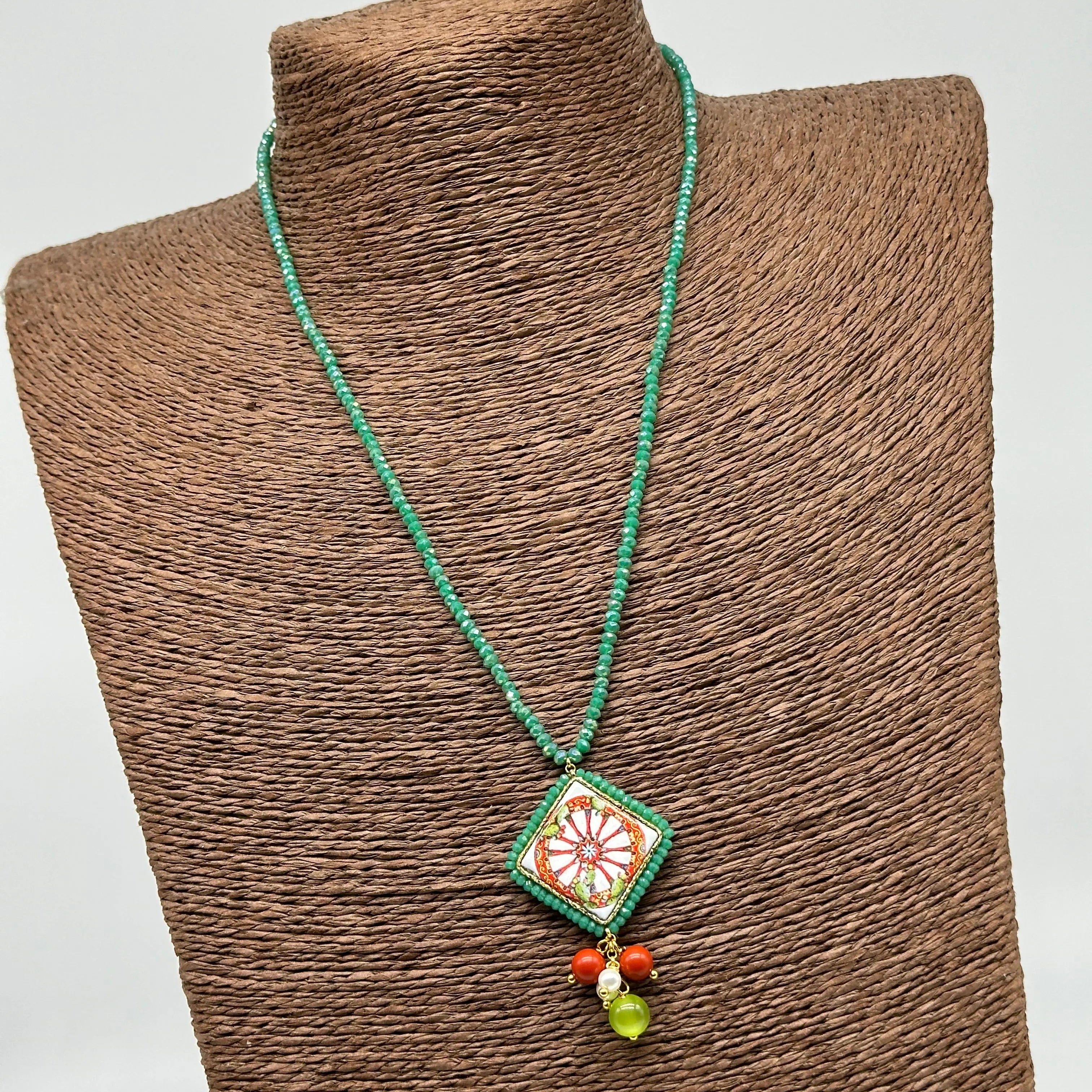 Collana Piastrella Ceramica Caltagirone, Ruota Carretto, catena perline verde DD CERAMICHE SICILIANE