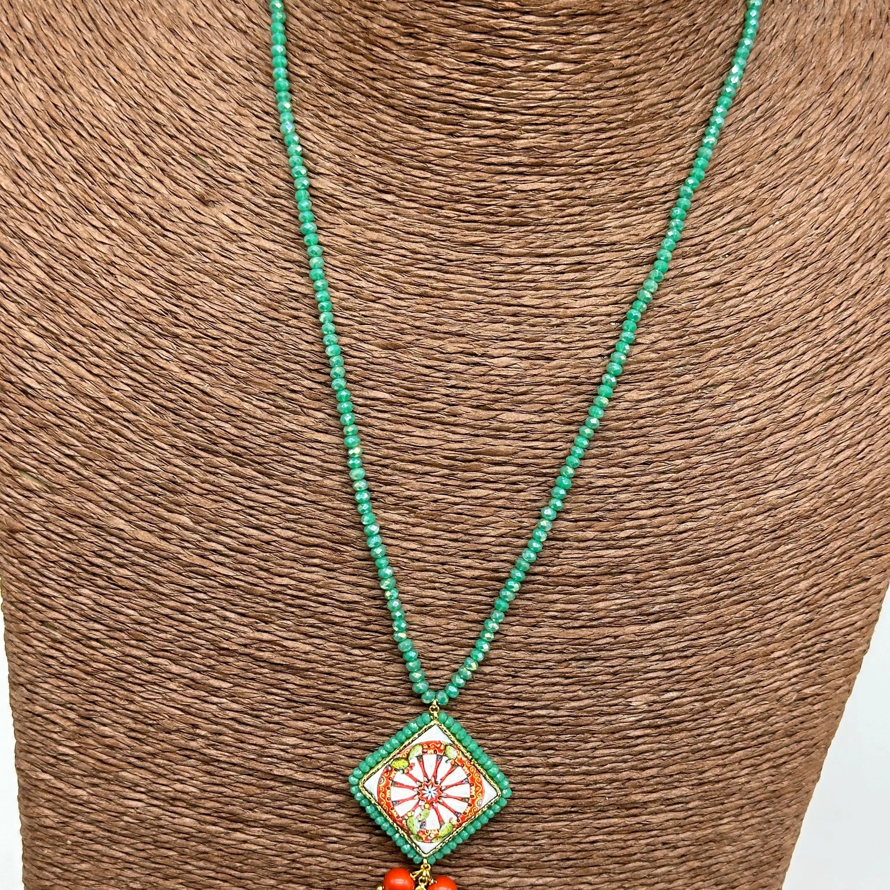 Collana Piastrella Ceramica Caltagirone, Ruota Carretto, catena perline verde DD CERAMICHE SICILIANE