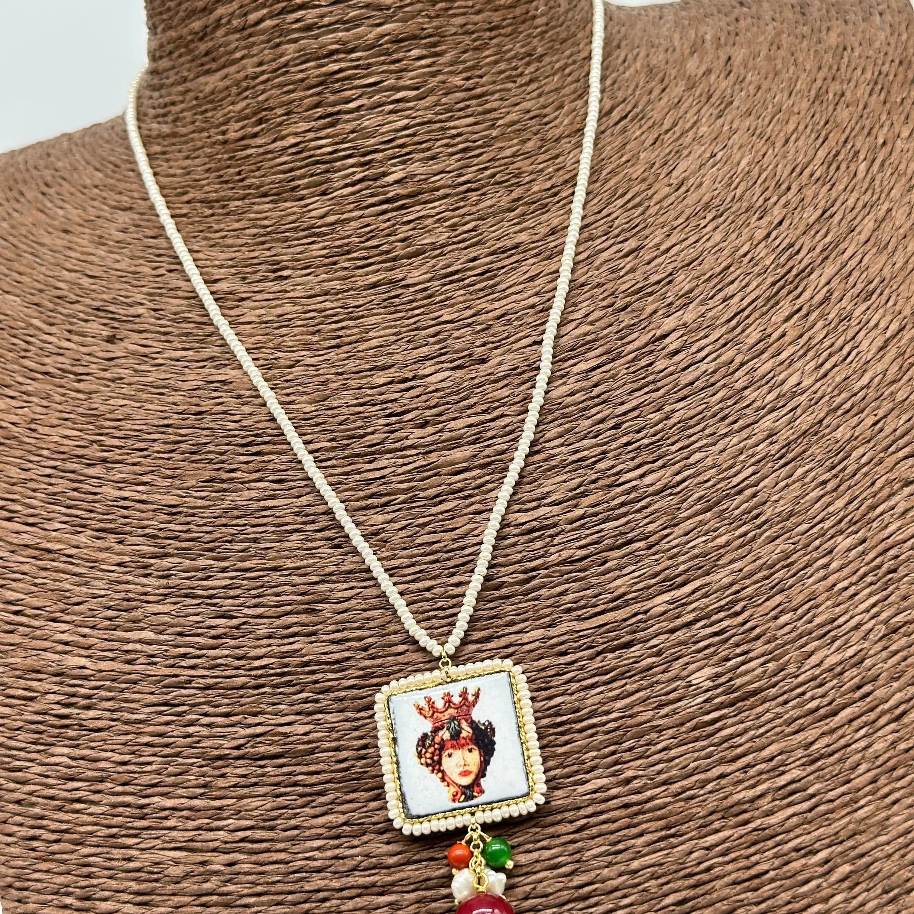 Collana Piastrella Ceramica Caltagirone, Testa di Moro, catena perline bianche DD CERAMICHE SICILIANE
