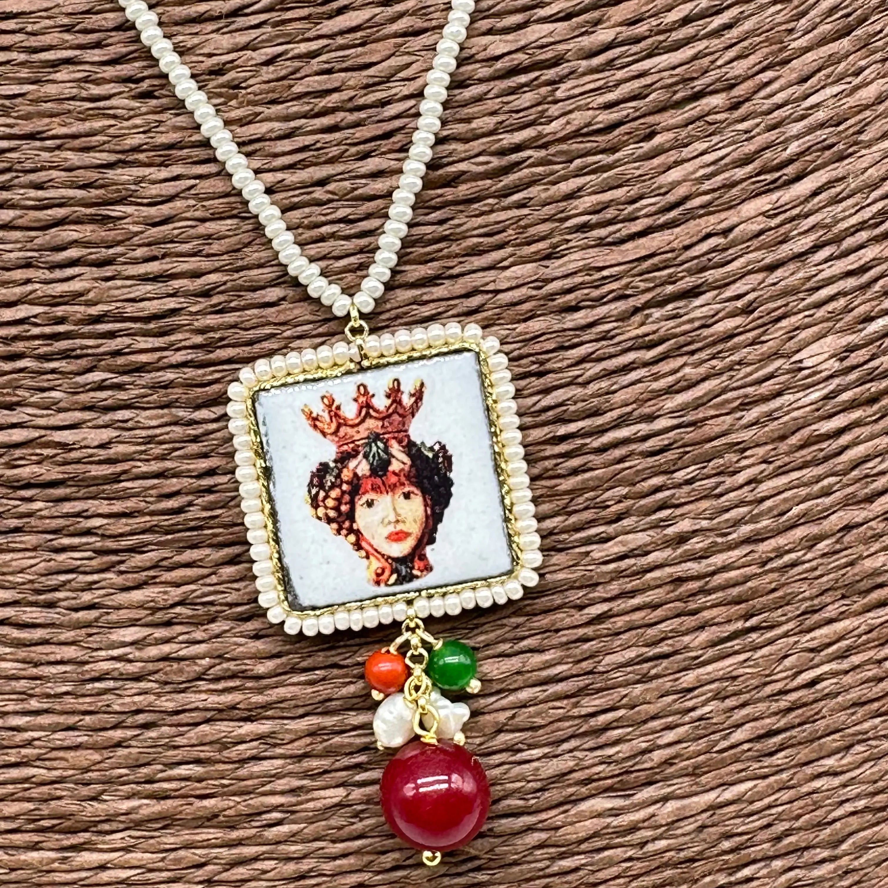 Collana Piastrella Ceramica Caltagirone, Testa di Moro, catena perline bianche DD CERAMICHE SICILIANE