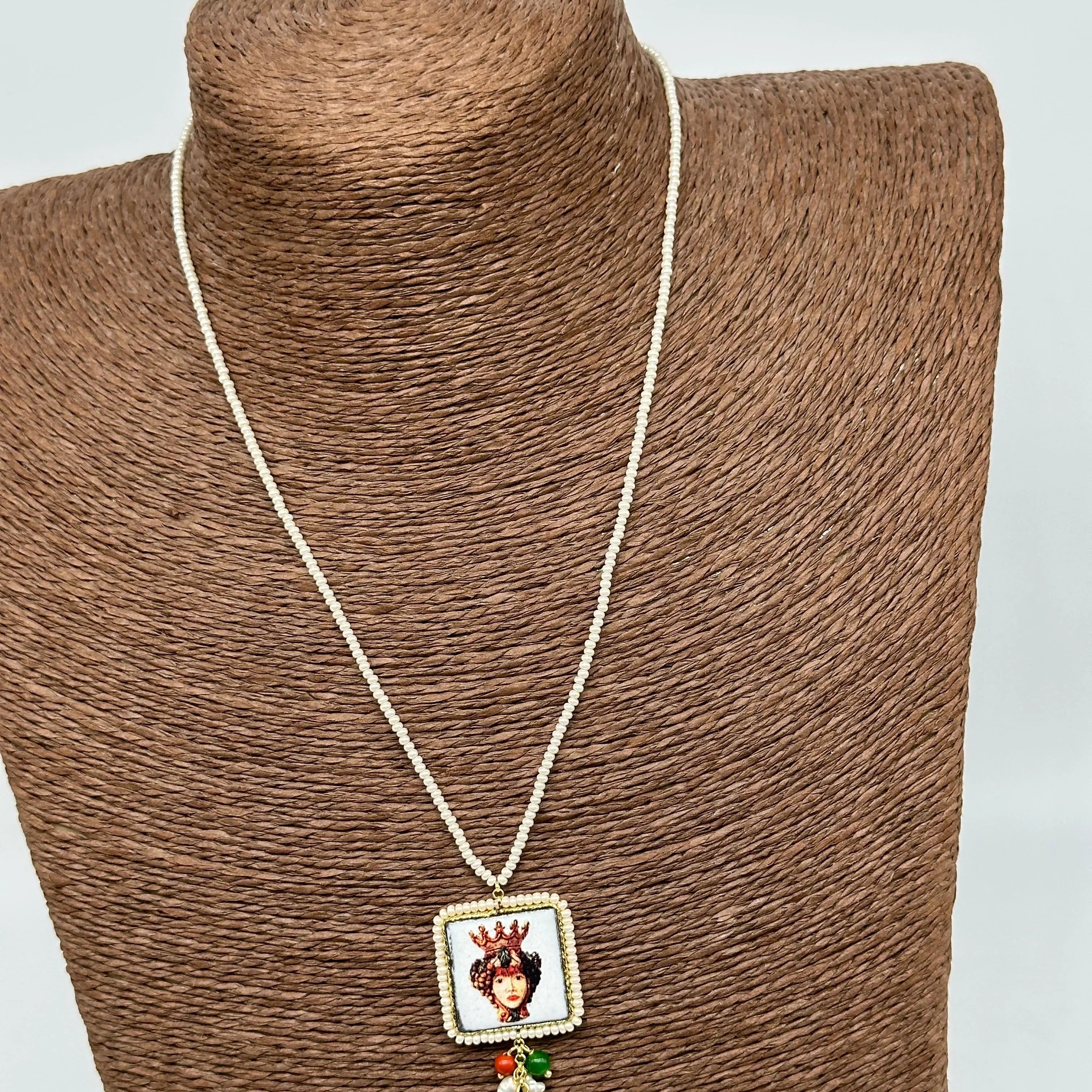 Collana Piastrella Ceramica Caltagirone, Testa di Moro, catena perline bianche DD CERAMICHE SICILIANE