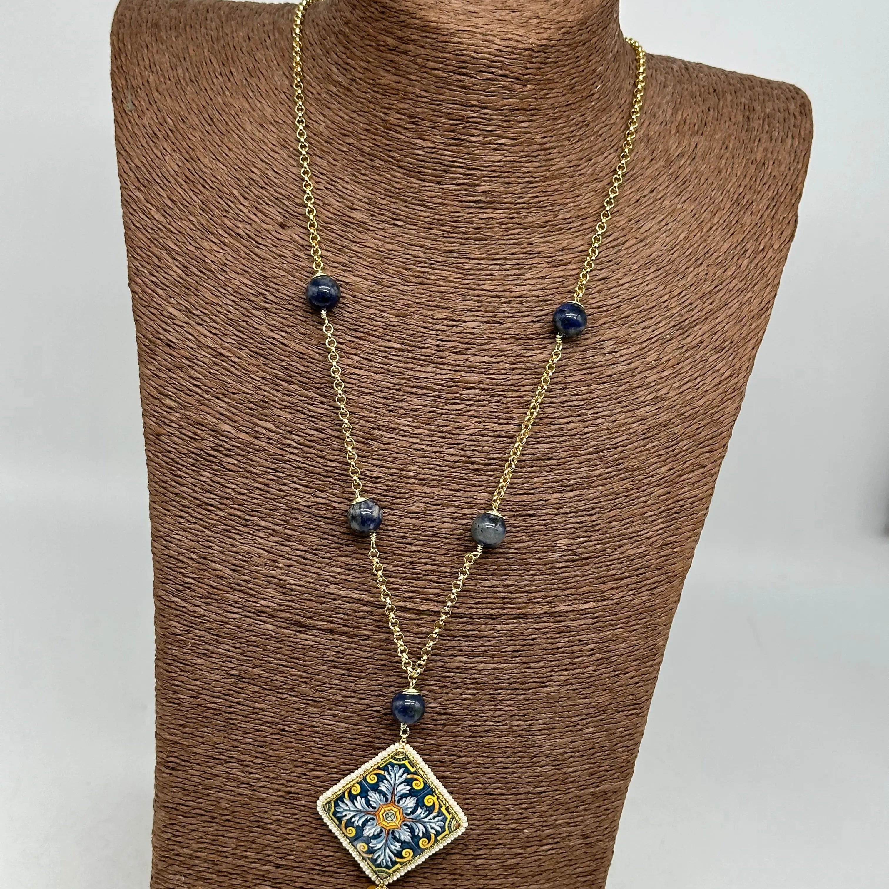 Collana Piastrella Ceramica di Caltagirone, catena dorata con pietre blu DD CERAMICHE SICILIANE