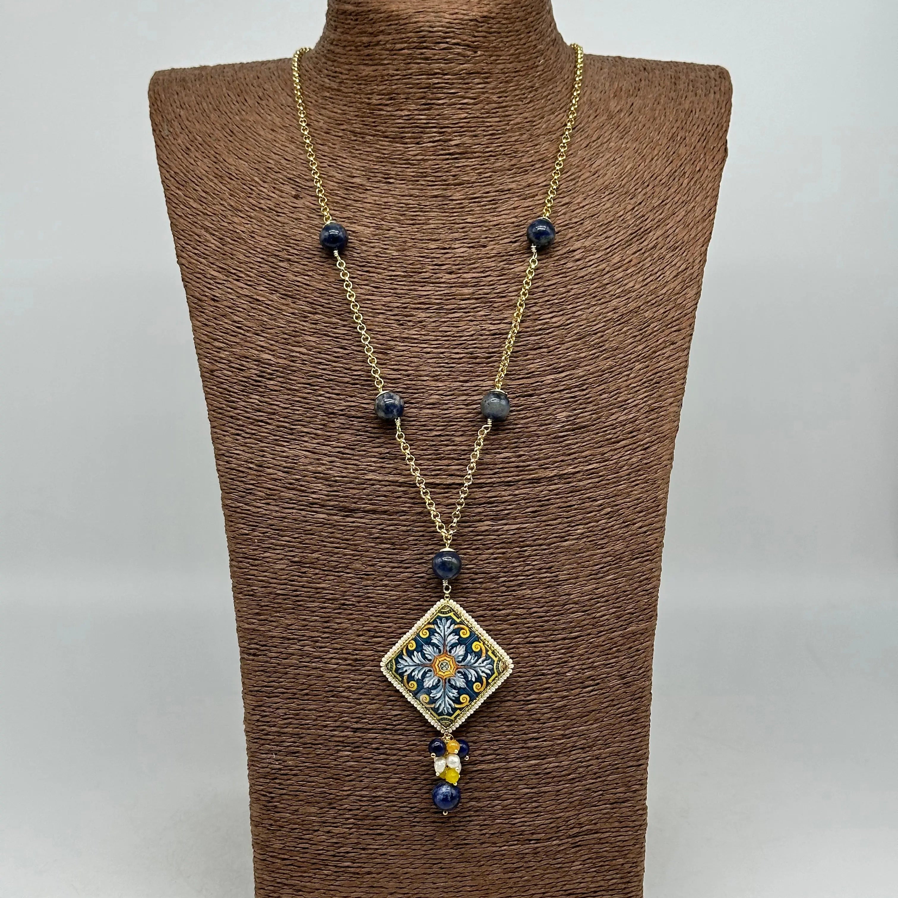 Collana Piastrella Ceramica di Caltagirone, catena dorata con pietre blu DD CERAMICHE SICILIANE
