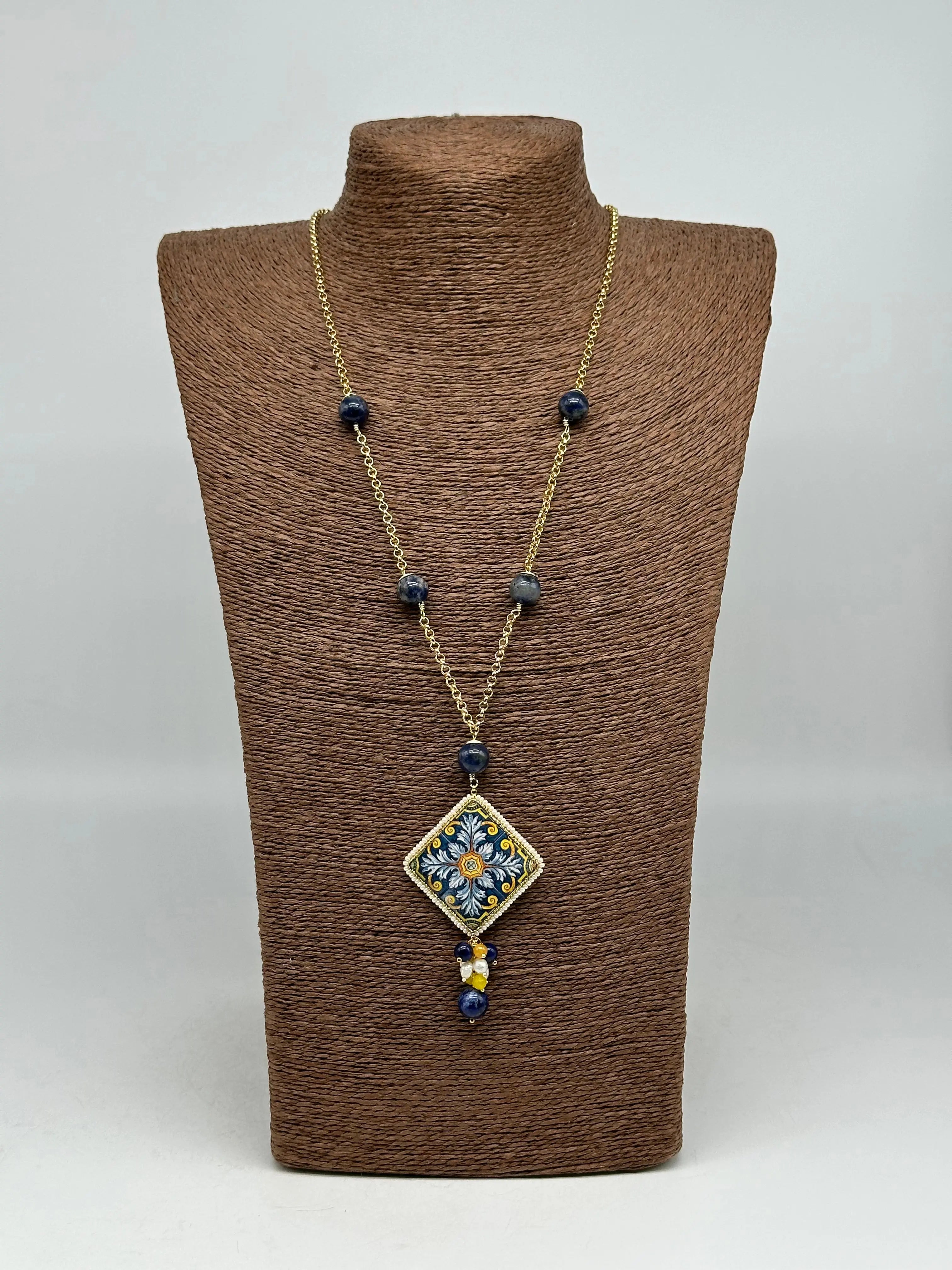 Collana Piastrella Ceramica di Caltagirone, catena dorata con pietre blu DD CERAMICHE SICILIANE