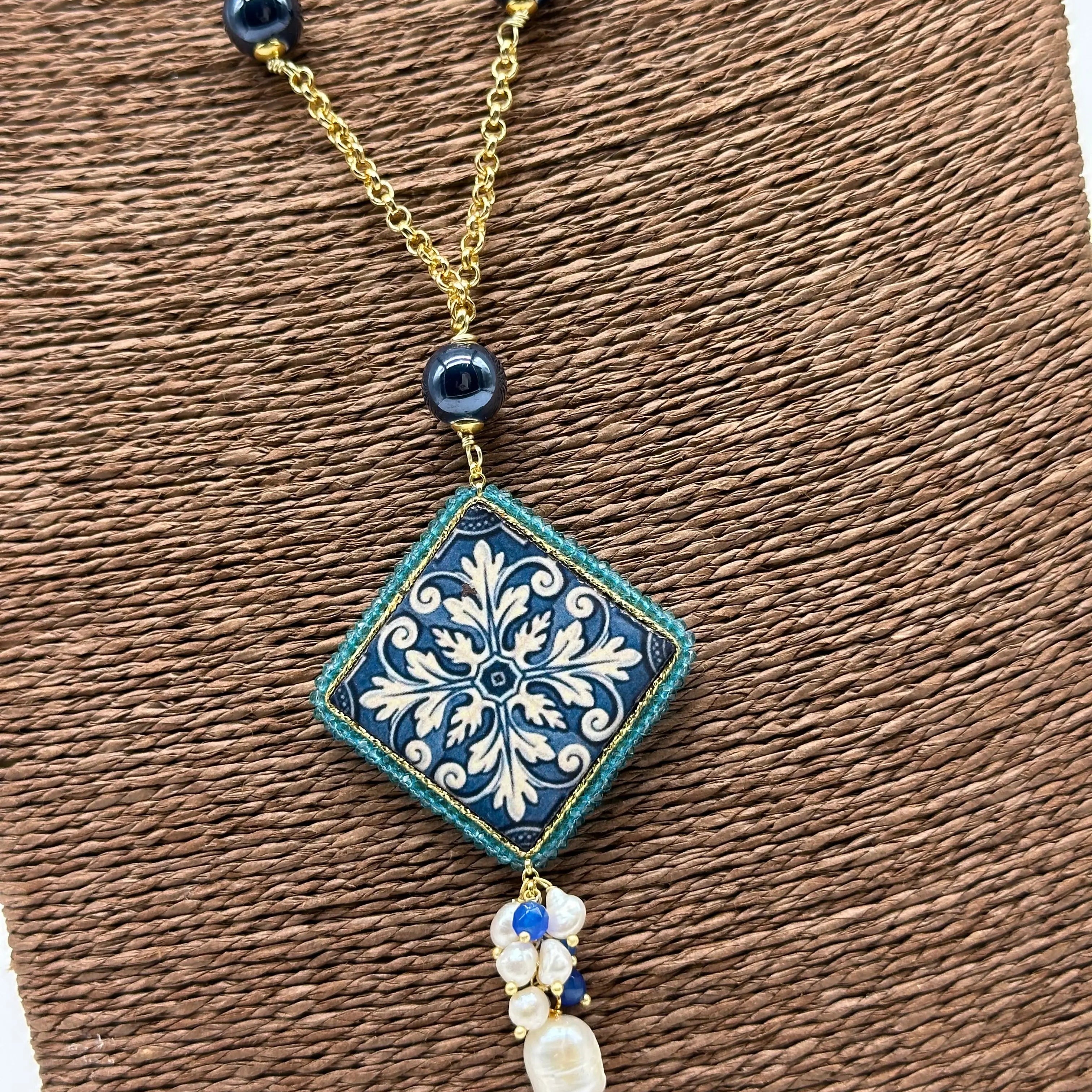 Collana Piastrella Ceramica di Caltagirone, catena dorata con pietre blu V.2 DD CERAMICHE SICILIANE