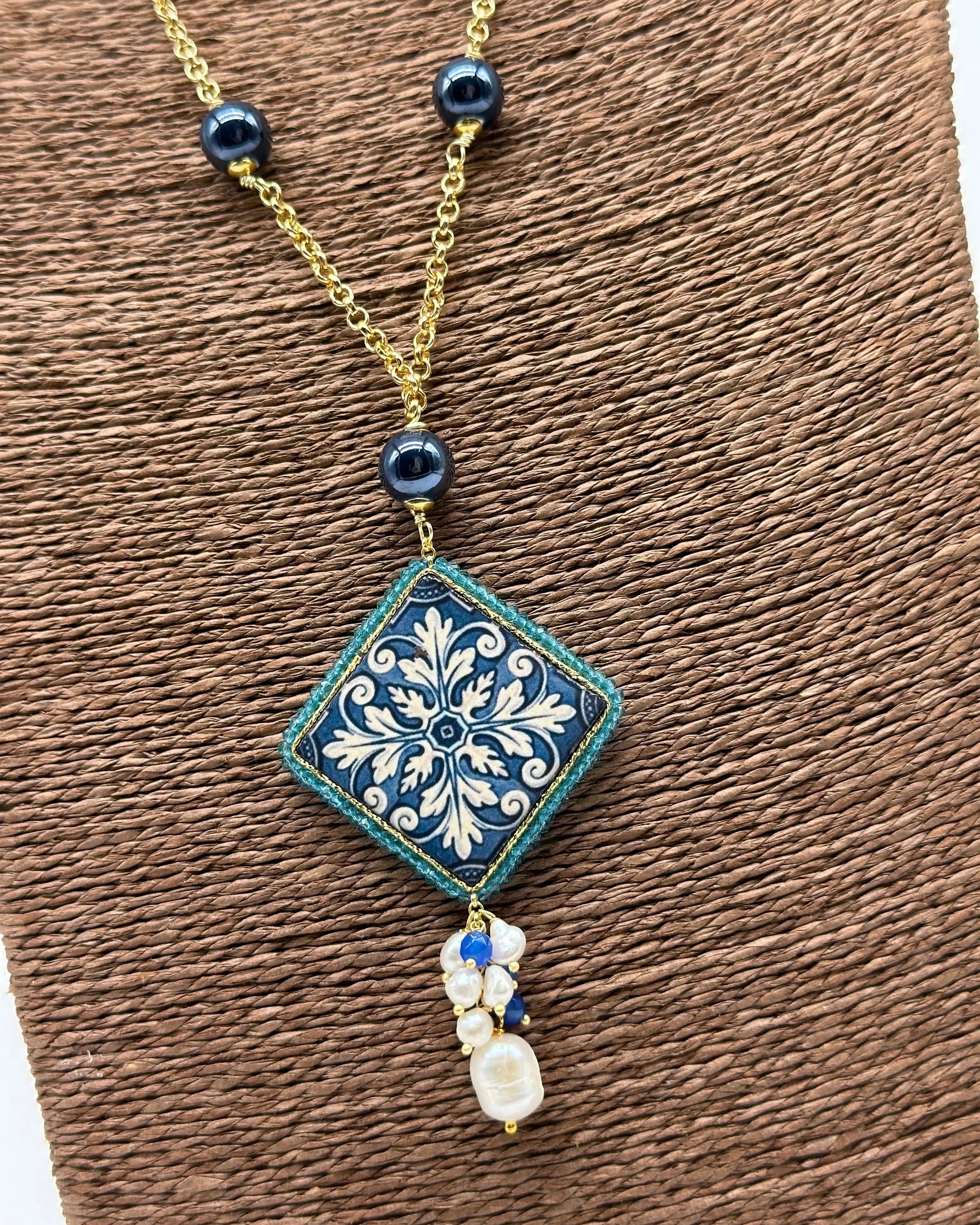 Collana Piastrella Ceramica di Caltagirone, catena dorata con pietre blu V.2 DD CERAMICHE SICILIANE