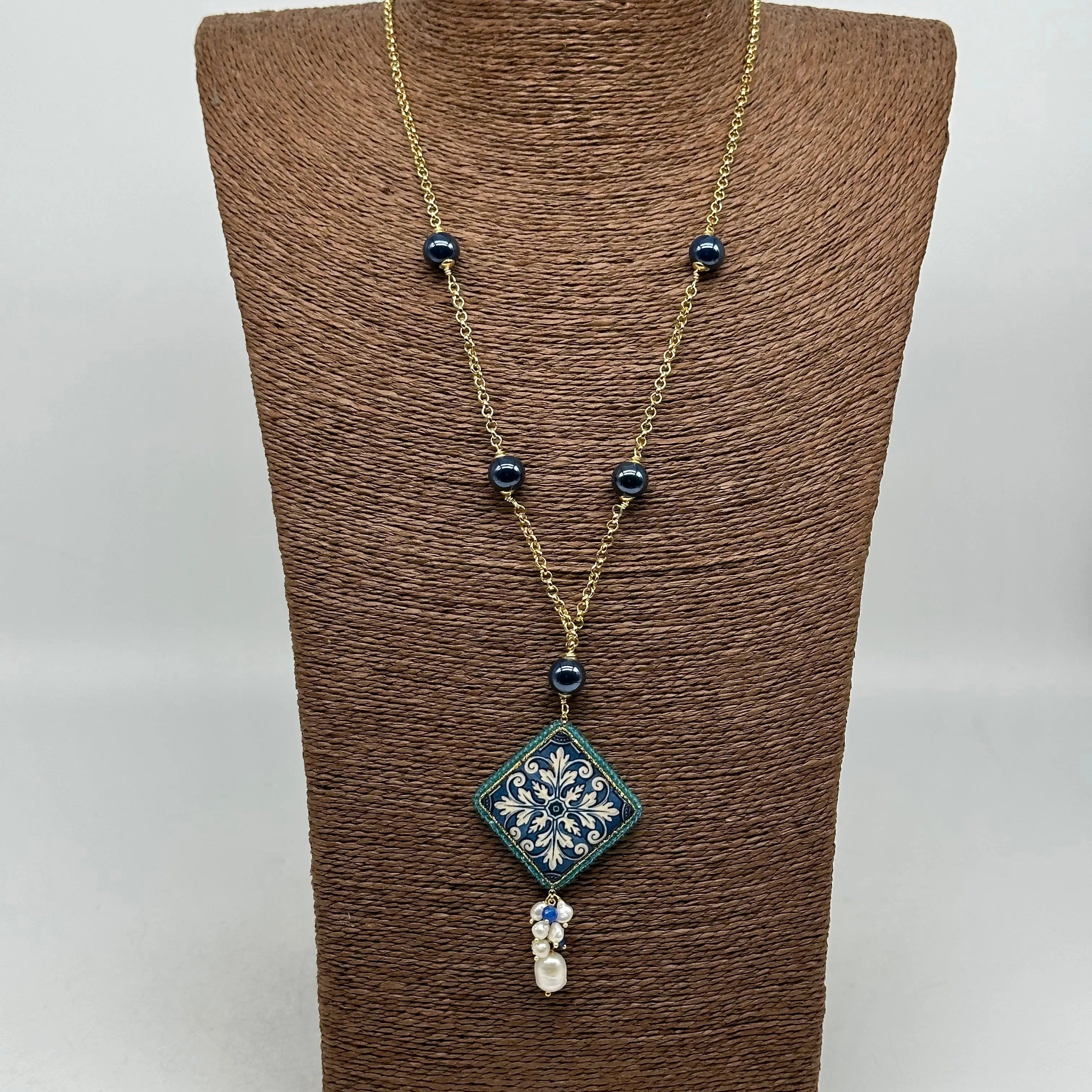 Collana Piastrella Ceramica di Caltagirone, catena dorata con pietre blu V.2 DD CERAMICHE SICILIANE