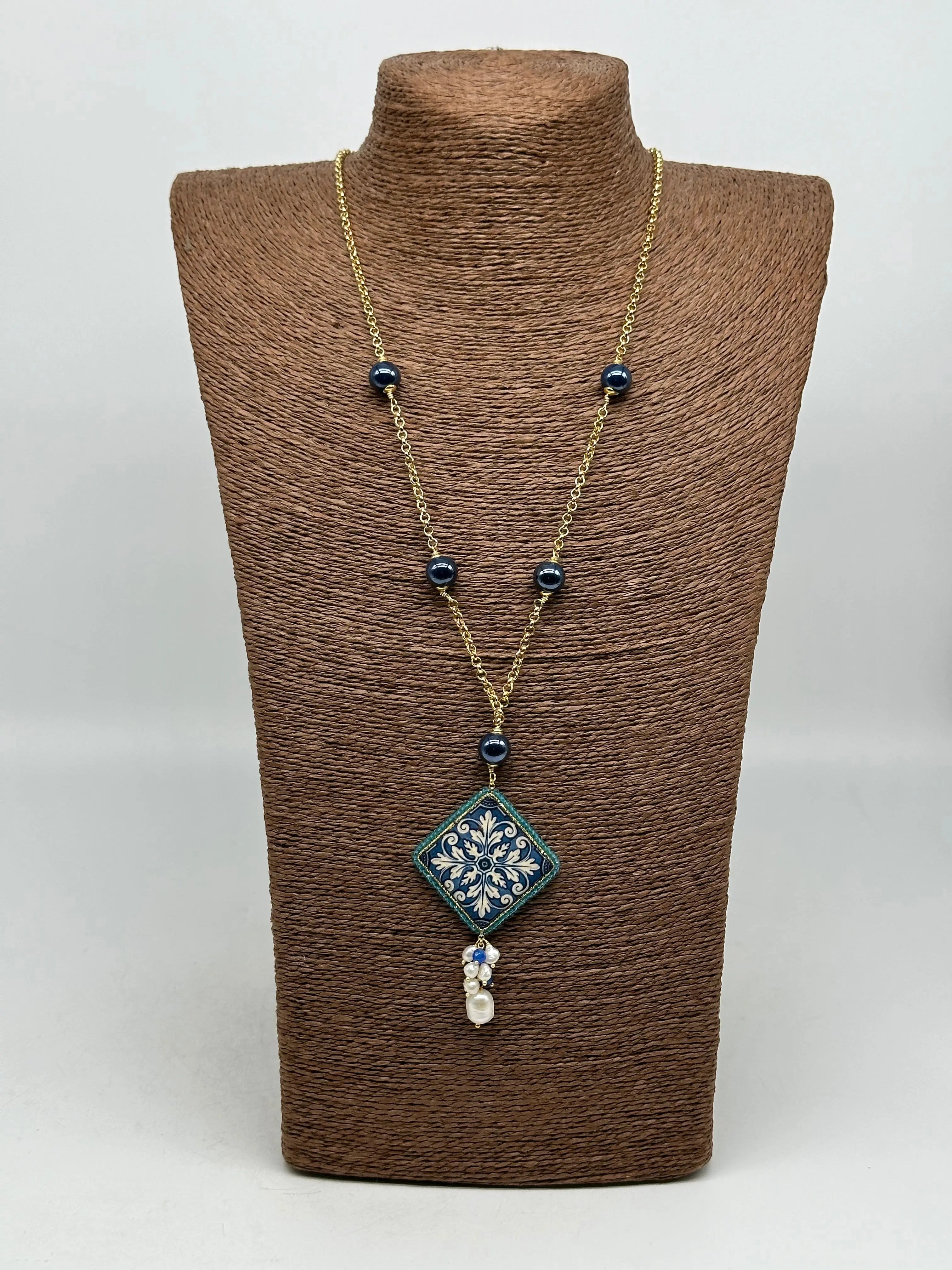 Collana Piastrella Ceramica di Caltagirone, catena dorata con pietre blu V.2 DD CERAMICHE SICILIANE